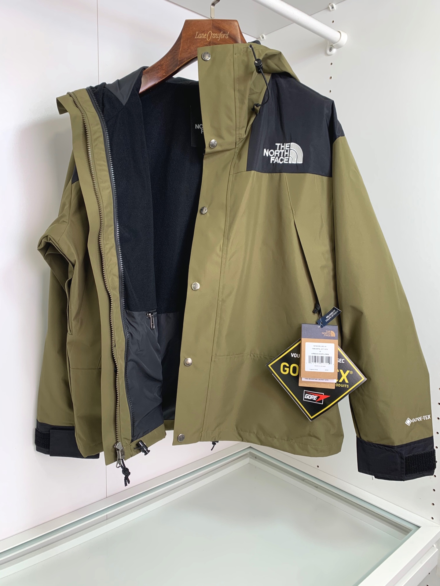 男士送礼精品 TNF 1990 Mountain Gore-Tex GTX冲锋衣 男女同款 TNF品牌1966年创立至今,其经典ICON产品如同一部部老电影,让人回味无穷.此次万众期待的mountain jacket 在1990年的原版基础上做了全面的升级 夹克面料选用防水材质 GORE-TEX2L配有塔夫绸和拉绒经编衬里 达到透气度与保暖度的高度结合 附加,可调节,腋下隐藏性拉链设计可透气调节.双中央正面防风罩采用按扣开合,VISLON中央正面拉链 反向进入高山口袋 可调节Velcro袖口标签 三个内袋 可调节下摆 兼容Zip-in 在胸部和背部的轭上绣上了NF徽标 前中VISLON拉链带以按扣和闭合的双层防风片 为户外活动提供全天候防风支持 配色方面承袭经典 以黑 白 为主 加持墨绿色 军绿色 抹茶绿 高辨度主色忠于原版撞色设计 尽显复古潮流 这次产品还有2方面的提升:1、防水为国际ISO标准90(ISO4)级别达到荷叶水珠滚动效果2、面料:高透层压织物Gore-tex仿水透气薄膜,手感更佳舒适.1990# 黑色 白色 墨绿色 军绿色 抹茶绿 S-XL, S码肩宽58胸围124衣长69袖长61; M码肩宽59胸围128衣长70袖长62; L码肩宽60胸围132衣长71袖长63; XL码肩宽61胸围136衣长72袖长64;