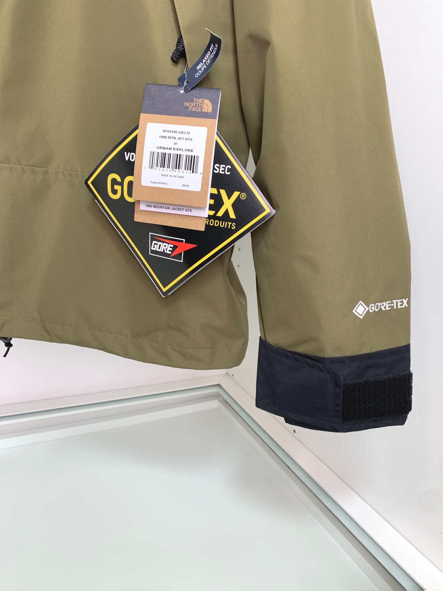 男士送礼精品 TNF 1990 Mountain Gore-Tex GTX冲锋衣 男女同款 TNF品牌1966年创立至今,其经典ICON产品如同一部部老电影,让人回味无穷.此次万众期待的mountain jacket 在1990年的原版基础上做了全面的升级 夹克面料选用防水材质 GORE-TEX2L配有塔夫绸和拉绒经编衬里 达到透气度与保暖度的高度结合 附加,可调节,腋下隐藏性拉链设计可透气调节.双中央正面防风罩采用按扣开合,VISLON中央正面拉链 反向进入高山口袋 可调节Velcro袖口标签 三个内袋 可调节下摆 兼容Zip-in 在胸部和背部的轭上绣上了NF徽标 前中VISLON拉链带以按扣和闭合的双层防风片 为户外活动提供全天候防风支持 配色方面承袭经典 以黑 白 为主 加持墨绿色 军绿色 抹茶绿 高辨度主色忠于原版撞色设计 尽显复古潮流 这次产品还有2方面的提升:1、防水为国际ISO标准90(ISO4)级别达到荷叶水珠滚动效果2、面料:高透层压织物Gore-tex仿水透气薄膜,手感更佳舒适.1990# 黑色 白色 墨绿色 军绿色 抹茶绿 S-XL, S码肩宽58胸围124衣长69袖长61; M码肩宽59胸围128衣长70袖长62; L码肩宽60胸围132衣长71袖长63; XL码肩宽61胸围136衣长72袖长64;