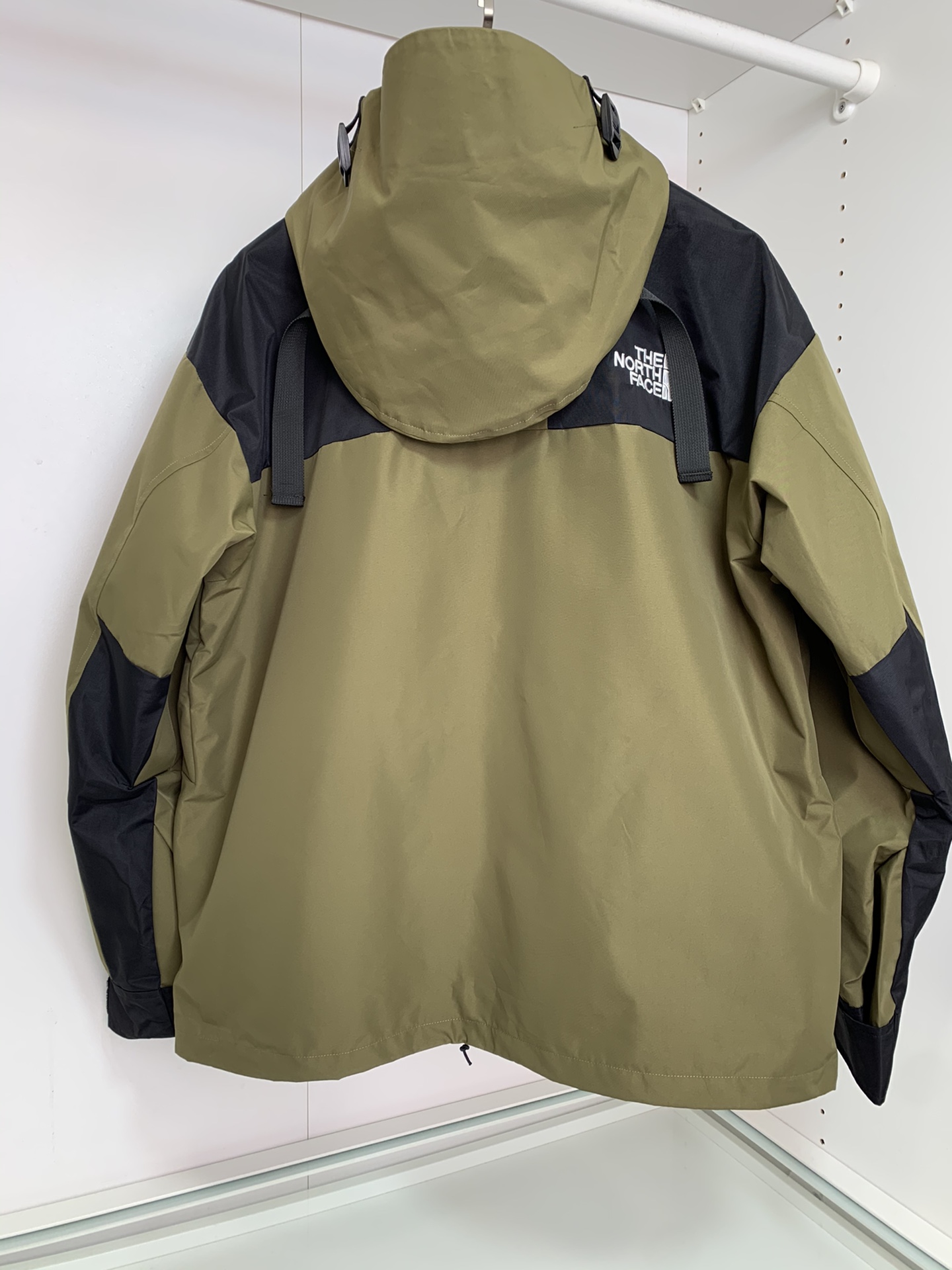 男士送礼精品 TNF 1990 Mountain Gore-Tex GTX冲锋衣 男女同款 TNF品牌1966年创立至今,其经典ICON产品如同一部部老电影,让人回味无穷.此次万众期待的mountain jacket 在1990年的原版基础上做了全面的升级 夹克面料选用防水材质 GORE-TEX2L配有塔夫绸和拉绒经编衬里 达到透气度与保暖度的高度结合 附加,可调节,腋下隐藏性拉链设计可透气调节.双中央正面防风罩采用按扣开合,VISLON中央正面拉链 反向进入高山口袋 可调节Velcro袖口标签 三个内袋 可调节下摆 兼容Zip-in 在胸部和背部的轭上绣上了NF徽标 前中VISLON拉链带以按扣和闭合的双层防风片 为户外活动提供全天候防风支持 配色方面承袭经典 以黑 白 为主 加持墨绿色 军绿色 抹茶绿 高辨度主色忠于原版撞色设计 尽显复古潮流 这次产品还有2方面的提升:1、防水为国际ISO标准90(ISO4)级别达到荷叶水珠滚动效果2、面料:高透层压织物Gore-tex仿水透气薄膜,手感更佳舒适.1990# 黑色 白色 墨绿色 军绿色 抹茶绿 S-XL, S码肩宽58胸围124衣长69袖长61; M码肩宽59胸围128衣长70袖长62; L码肩宽60胸围132衣长71袖长63; XL码肩宽61胸围136衣长72袖长64;