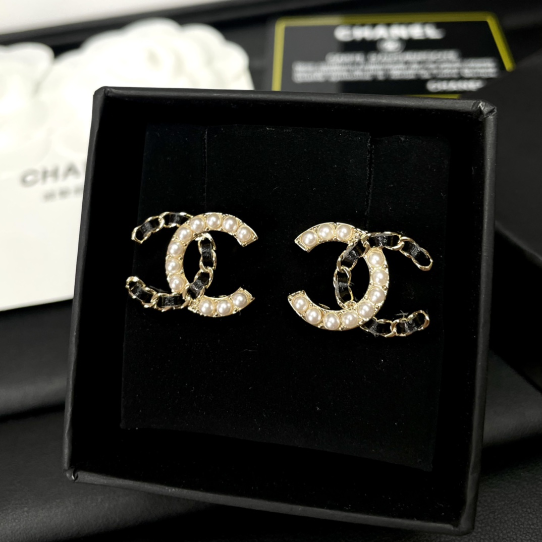 NO:101882,Xiaoxiang new style black leather pearl inlaid with rhinestone earrings, Chanel earrings, chanel19860909小香新款 黑色穿皮 珍珠镶嵌水钻 耳钉,香奈儿耳钉,chanel,Jewelry