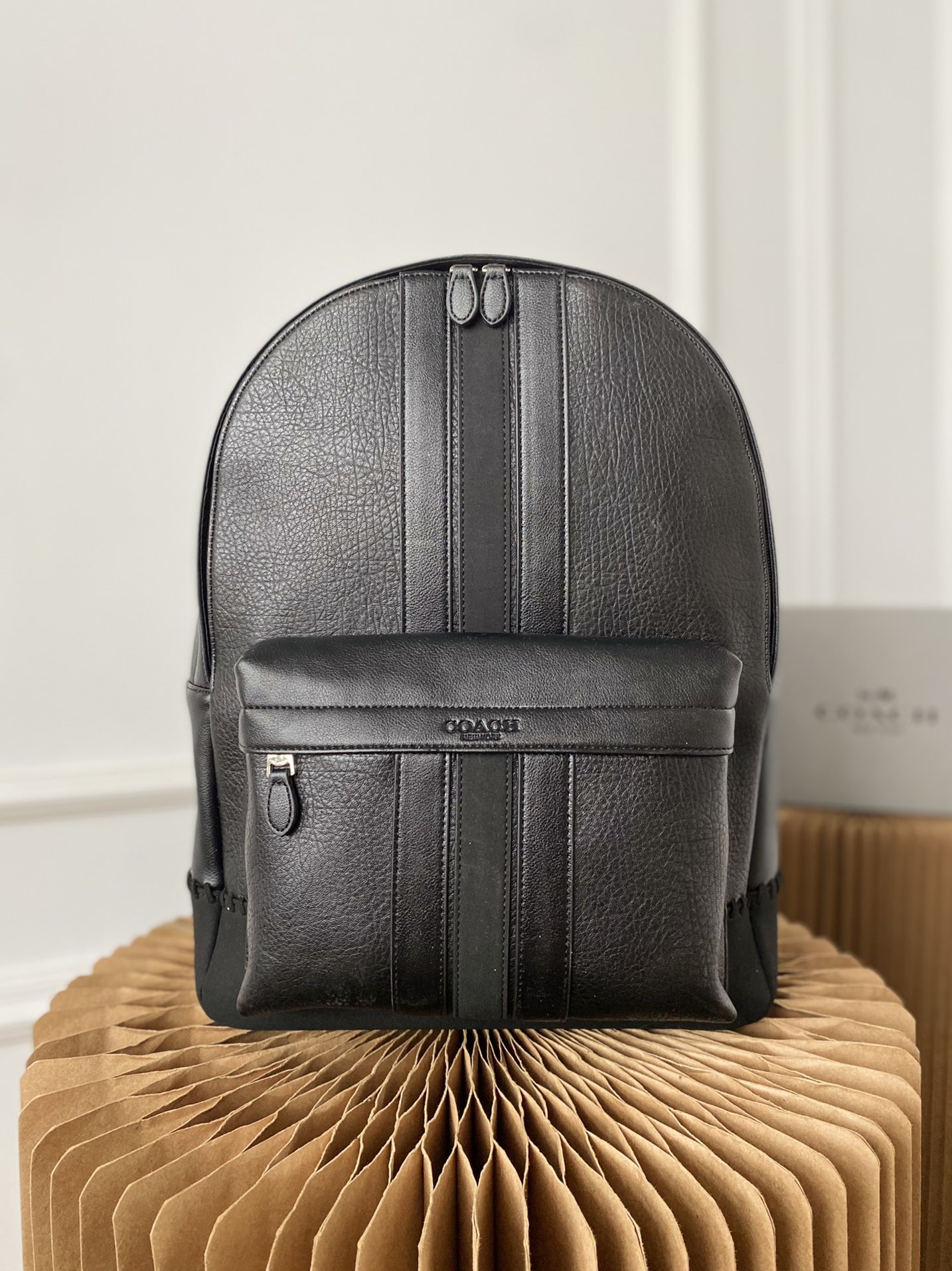 L0  Coach 蔻驰   Charles 双肩包 男士大容量背包 电脑包 经典Logo搭配原厂工艺材质 休闲百搭 采用精湛镶嵌细工，实物拍摄 原厂原版面料 配送小票 防尘袋 30 x 40cm。