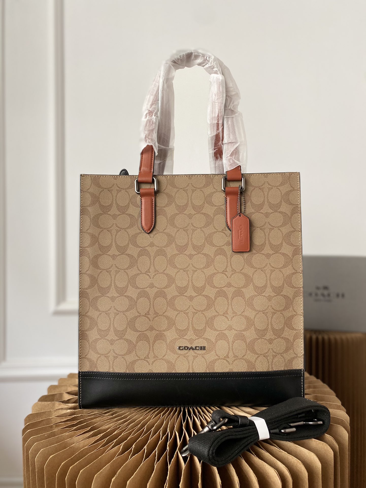 K5  Coach 蔻驰   Graham Slim Brief 托特包 公文包手提包 单肩斜挎包 经典Logo搭配原厂工艺材质 休闲百搭 采用精湛镶嵌细工，实物拍摄 原版面料 配送小票 防尘袋 35 x 37 cm。