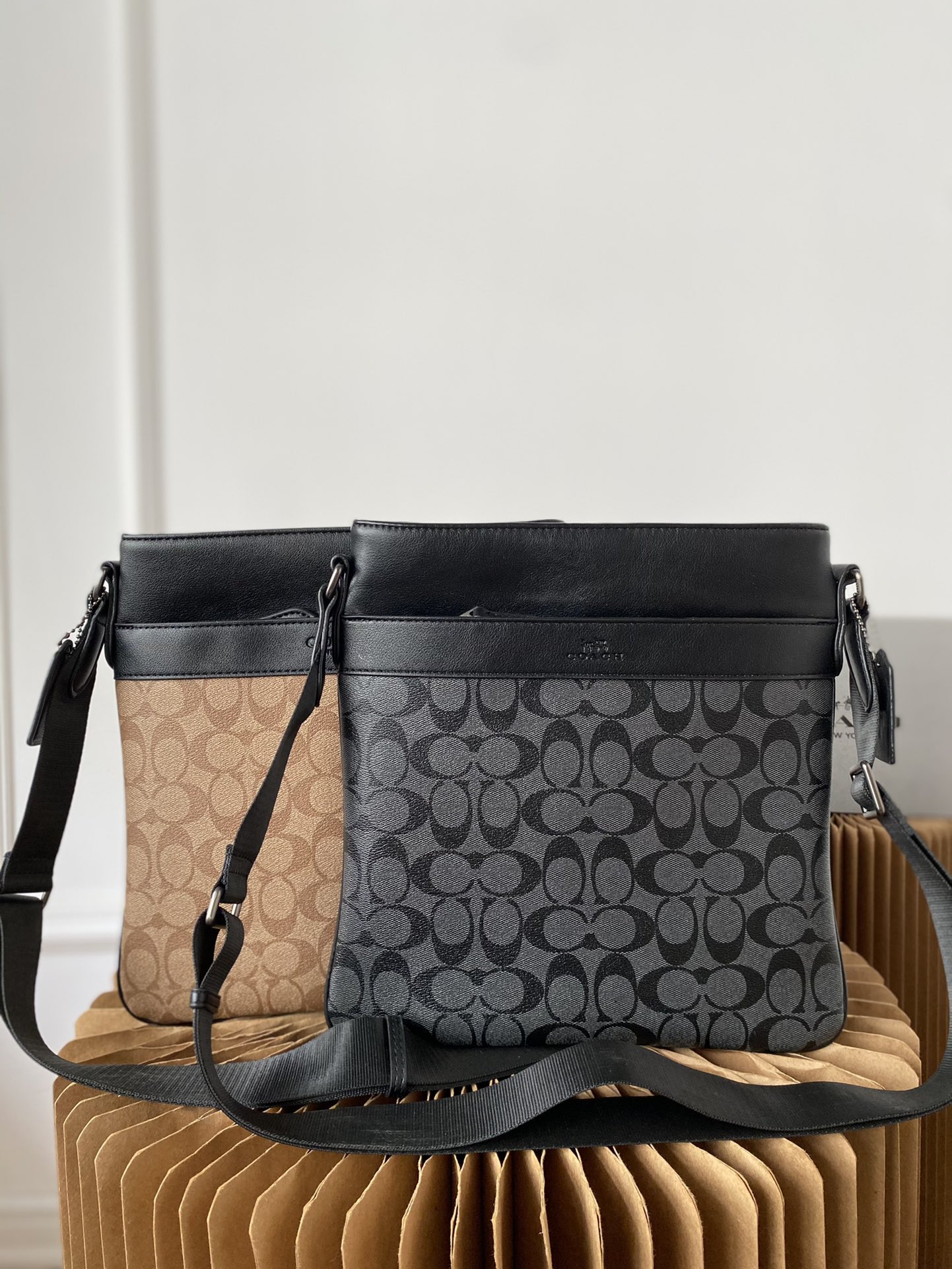 J0  Coach 蔻驰   Charles 单肩斜挎包 经典Logo搭配原厂工艺材质 休闲百搭 采用精湛镶嵌细工，实物拍摄 原版面料 配送小票 防尘袋 29 x 28 cm。