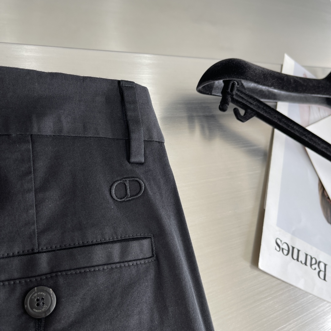 

-Dio 刺绣小CD细节带弹力长裤。
棉加聚酯纤维面料带弹力，穿着舒适，上身版型不错！
颜色黑色。
