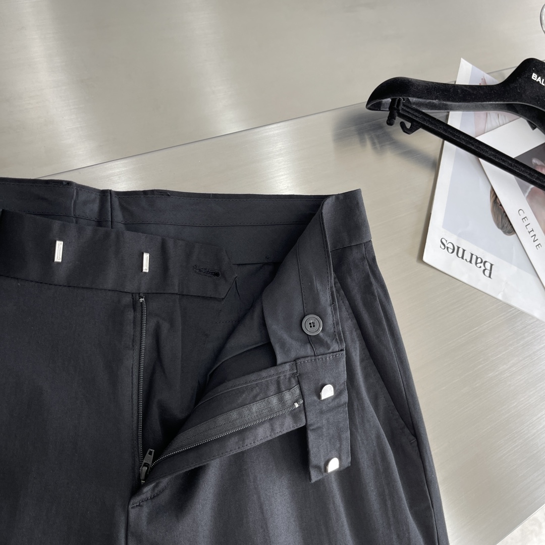 

-Dio 刺绣小CD细节带弹力长裤。
棉加聚酯纤维面料带弹力，穿着舒适，上身版型不错！
颜色黑色。
