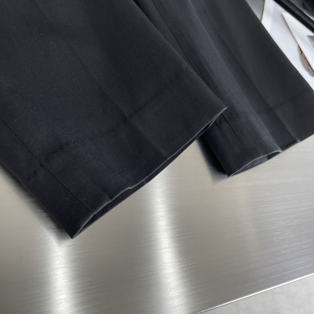 

-Dio 刺绣小CD细节带弹力长裤。
棉加聚酯纤维面料带弹力，穿着舒适，上身版型不错！
颜色黑色。
