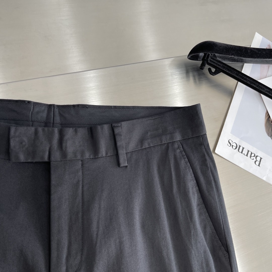 

-Dio 刺绣小CD细节带弹力长裤。
棉加聚酯纤维面料带弹力，穿着舒适，上身版型不错！
颜色黑色。
