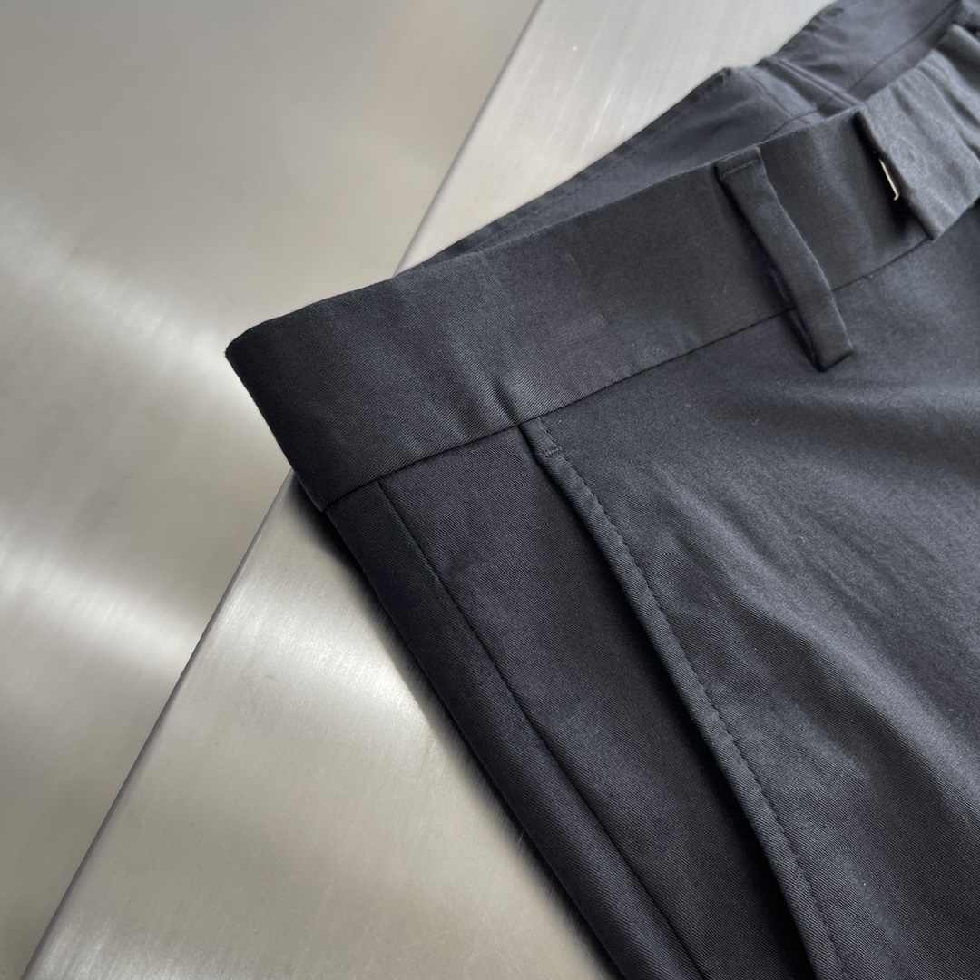 

-Dio 刺绣小CD细节带弹力长裤。
棉加聚酯纤维面料带弹力，穿着舒适，上身版型不错！
颜色黑色。
