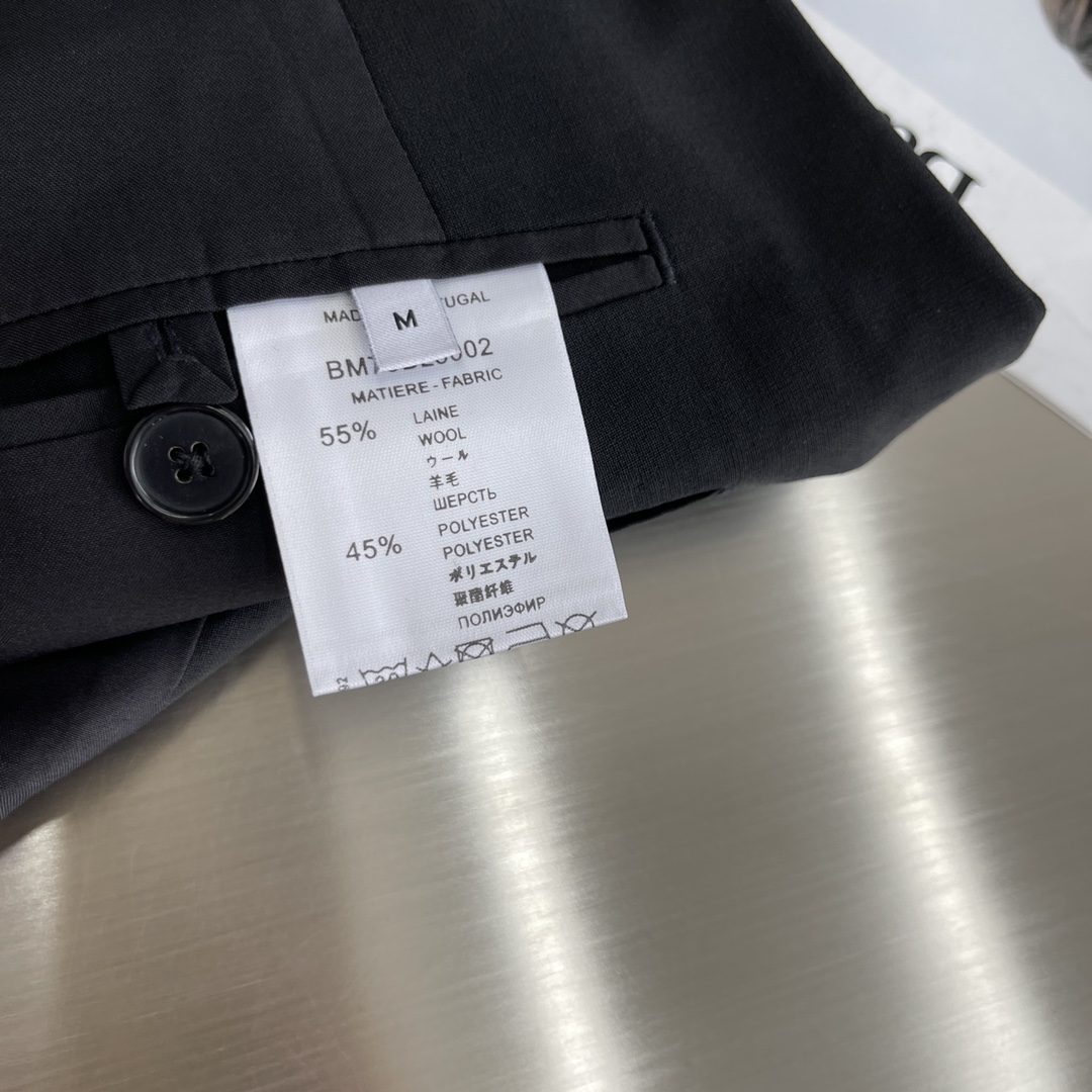 - GVC 薄款精纺羊毛西装夹克。口袋小细节，面料质感比较好，多道工序需要进口专机完成，百搭款式。黑色尺