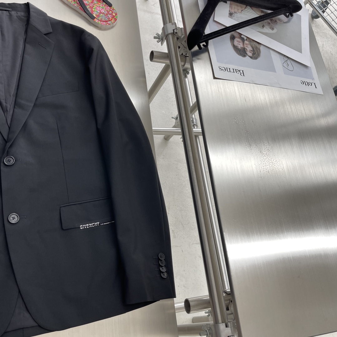 - GVC 薄款精纺羊毛西装夹克。口袋小细节，面料质感比较好，多道工序需要进口专机完成，百搭款式。黑色尺