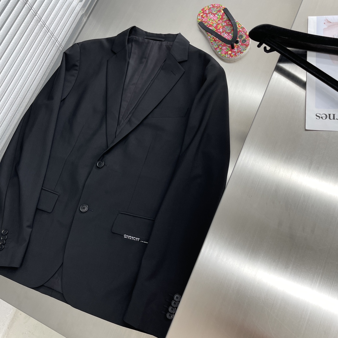 - GVC 薄款精纺羊毛西装夹克。口袋小细节，面料质感比较好，多道工序需要进口专机完成，百搭款式。黑色尺