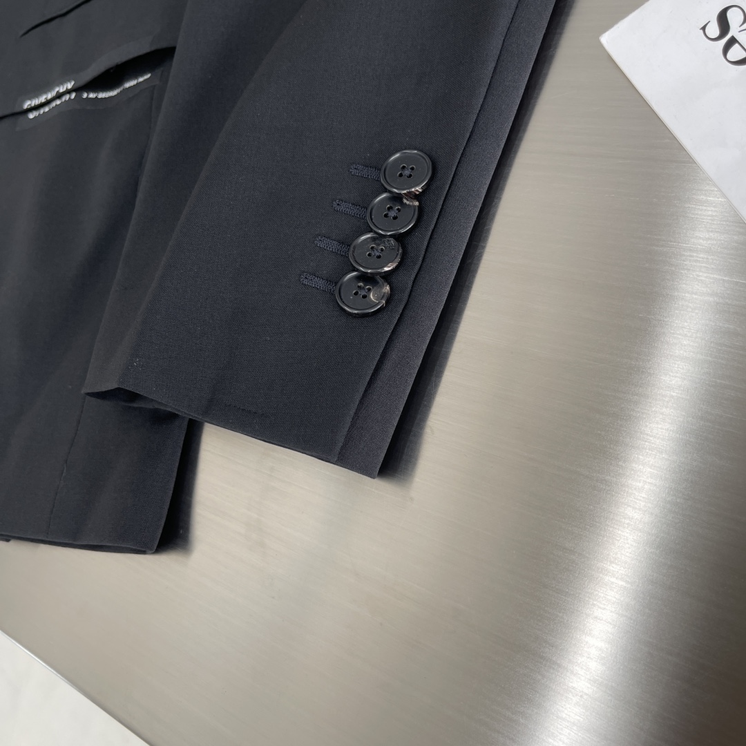 - GVC 薄款精纺羊毛西装夹克。口袋小细节，面料质感比较好，多道工序需要进口专机完成，百搭款式。黑色尺