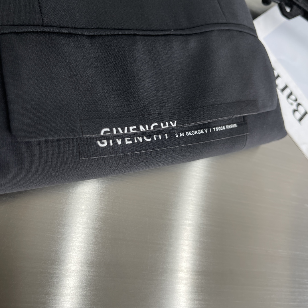 - GVC 薄款精纺羊毛西装夹克。口袋小细节，面料质感比较好，多道工序需要进口专机完成，百搭款式。黑色尺