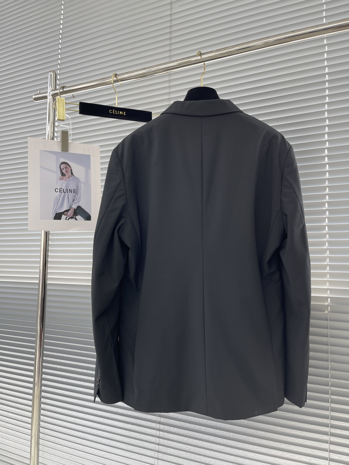 - GVC 薄款精纺羊毛西装夹克。口袋小细节，面料质感比较好，多道工序需要进口专机完成，百搭款式。黑色尺