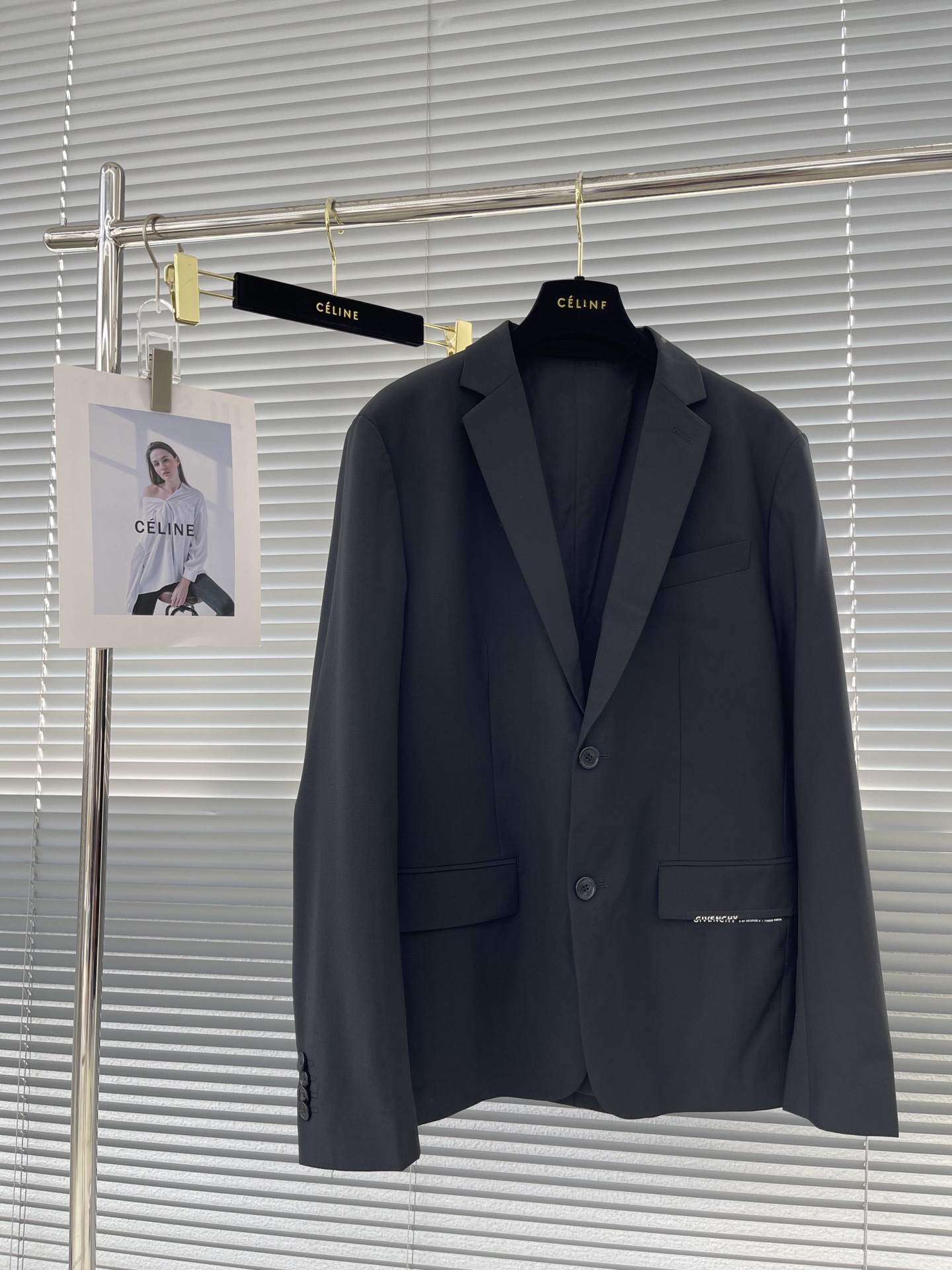 - GVC 薄款精纺羊毛西装夹克。口袋小细节，面料质感比较好，多道工序需要进口专机完成，百搭款式。黑色尺