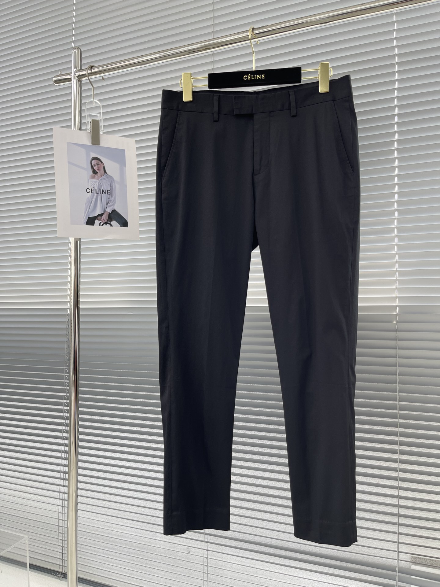 

-Dio 刺绣小CD细节带弹力长裤。
棉加聚酯纤维面料带弹力，穿着舒适，上身版型不错！
颜色黑色。
