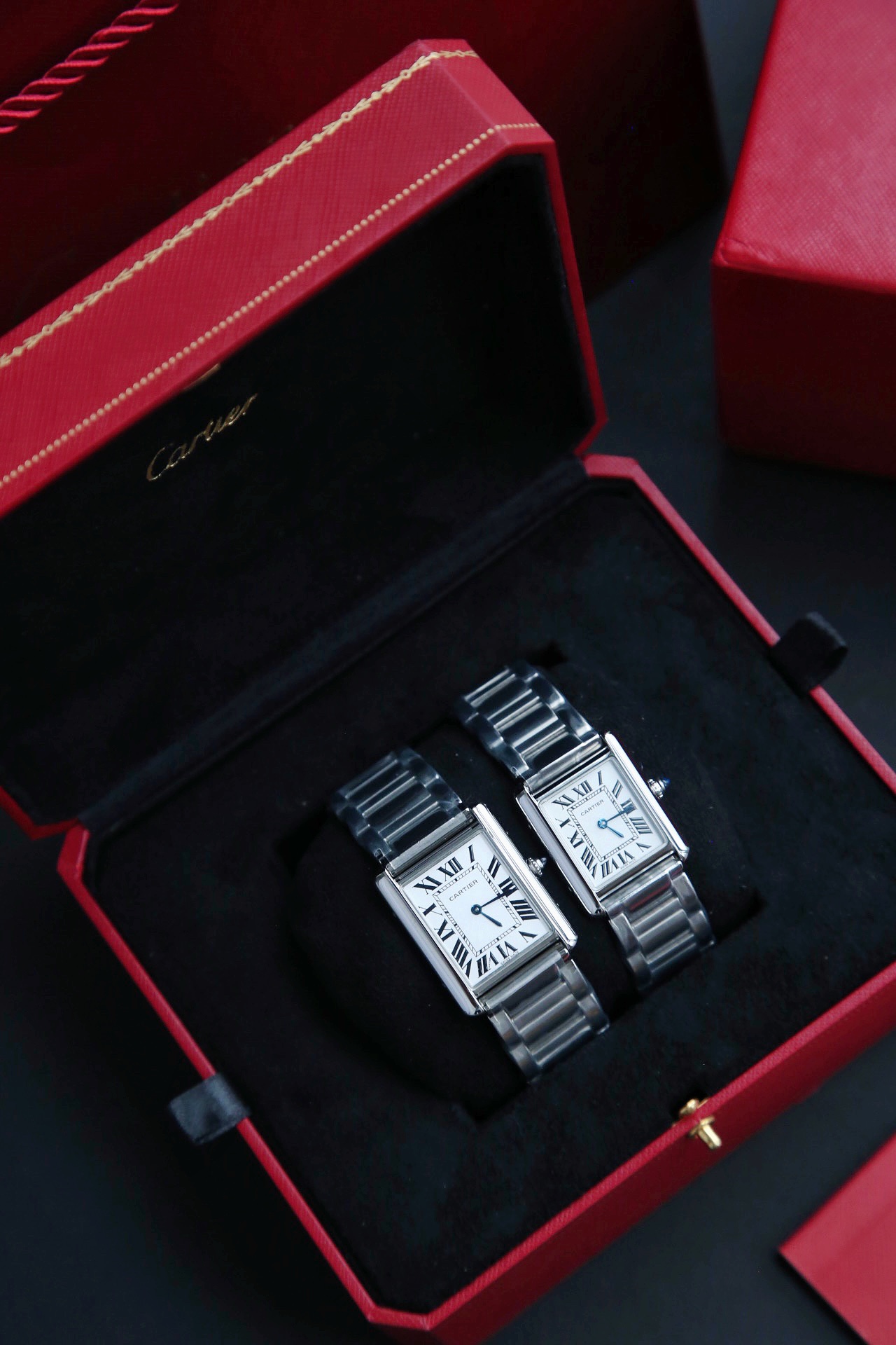 NO:157512,Cartier's new TankMust watch. Medium size 33.7mmx25.5mm and small size 29.5mmx22mm. It Must be a TANK. If you want to have a watch that you wear every day, I will definitely choose TANK Solo. Now this matter may be the latest TANK  MUST has improved. This year, the brand launched a new TankMust series watch. This TankMust series watch also uses the brand's iconic square, silver-plated dial and sword-shaped blue steel hands, sapphire crystal glass and a unique blue spinel design and grained calfskin strap inlaid on the crown. Compared with the previous line processing, the watch is rounder and smoother. In addition, the watch is also equipped with a quick disassembly function, which greatly increases the comfort and convenience of daily wear. It is equipped with a full set of packaging!  cartier cowhide19860909卡地亚全新推出的TankMust腕表.中号33.7mmx25.5mm 小号29.5mmx22mm .It Must be a TANK在所有经典的卡地亚坦克腕表里面,如果要拥有一只作为日常每天戴的腕表,我肯定选TANK Solo,而现在这件事可能会被最新的TANK MUST改观.今年,品牌推出了全新的TankMust系列腕表,这款TankMust系列腕表,同样采用品牌标志性的方形,表盘镀银及剑形蓝钢指针,蓝宝石水晶玻璃以及在表冠上镶嵌的独一无二蓝色尖晶石设计加粒面小牛皮表带,相较于之前的线条处理更为圆润、流畅.此外,腕表还配备了表带快拆功能,这一设计也大大的增加了日常佩戴的舒适性和便利性.配全套包装！,,cartier,cowhide,Watch