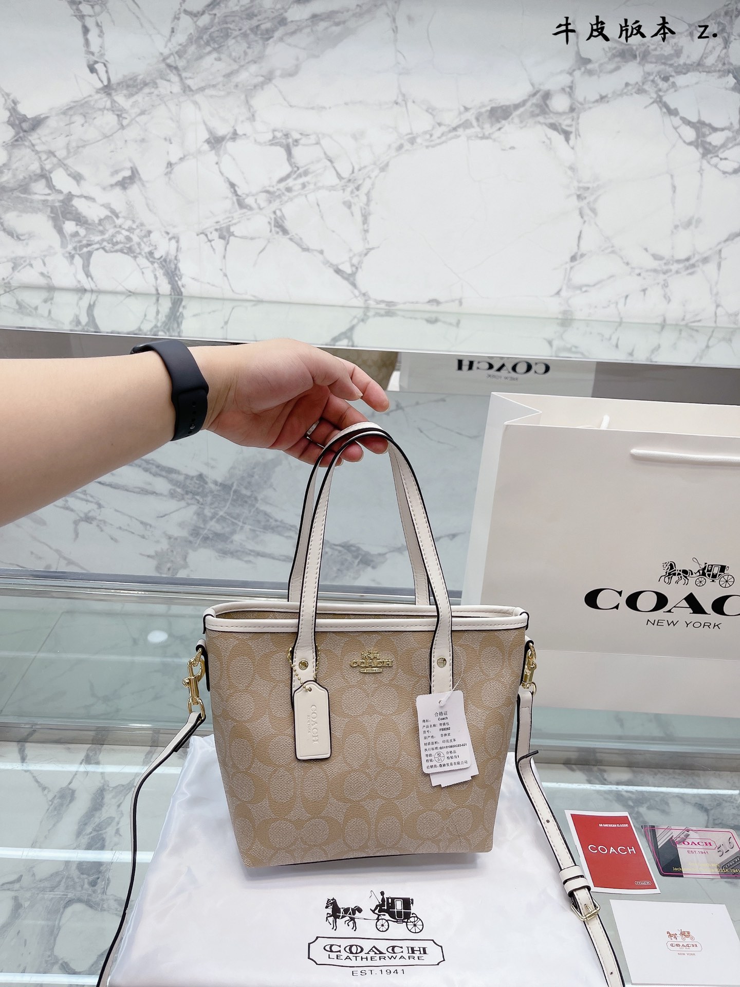 J0 小号  Coach 蔻驰 COACH代工厂最新购物袋 出货顶级品质亮泽五金LOGO 炒鸡火实用的款式 多用款内衬logo时尚百搭款式 超级减龄 喜欢的抓紧自留啦专柜尺寸 20 20cm