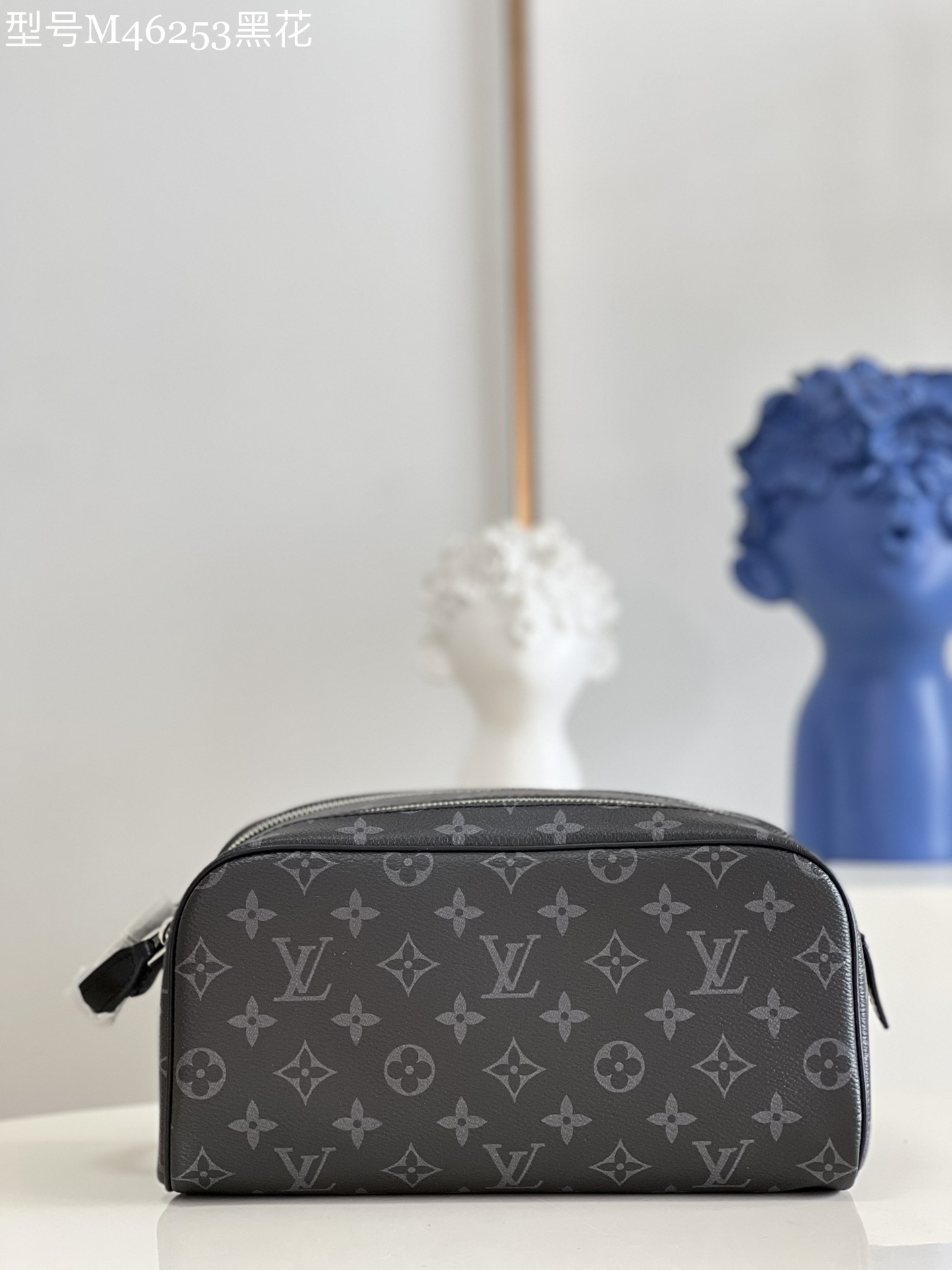 NO:399286,【Exclusive real photo of M46253 black flowers】Washing bag series This Dopp Kit wash bag is made of Monogram Macassar canvas, which recalls the iconic brushstrokes of designer Virgil Abloh with bold colors with leather trim. Enriched space to accommodate toiletries and personal needs, making it a good travel companion. Detailed features 28 x 15 x 16.5 cm Z.,LV [original leather],louis vuitton19860909【独家实拍M46253黑花】洗漱包系列 本款 Dopp Kit 盥洗袋取材 Monogram Macassar 帆布,以皮革饰边的大胆色彩回忆设计师 Virgil Abloh 的标志性笔触.充裕空间可容纳洗漱用品和个人所需,成就旅行良伴.详细特征28 x 15 x 16.5 厘米 Z.,LV【原厂皮】,louis vuitton,Bag