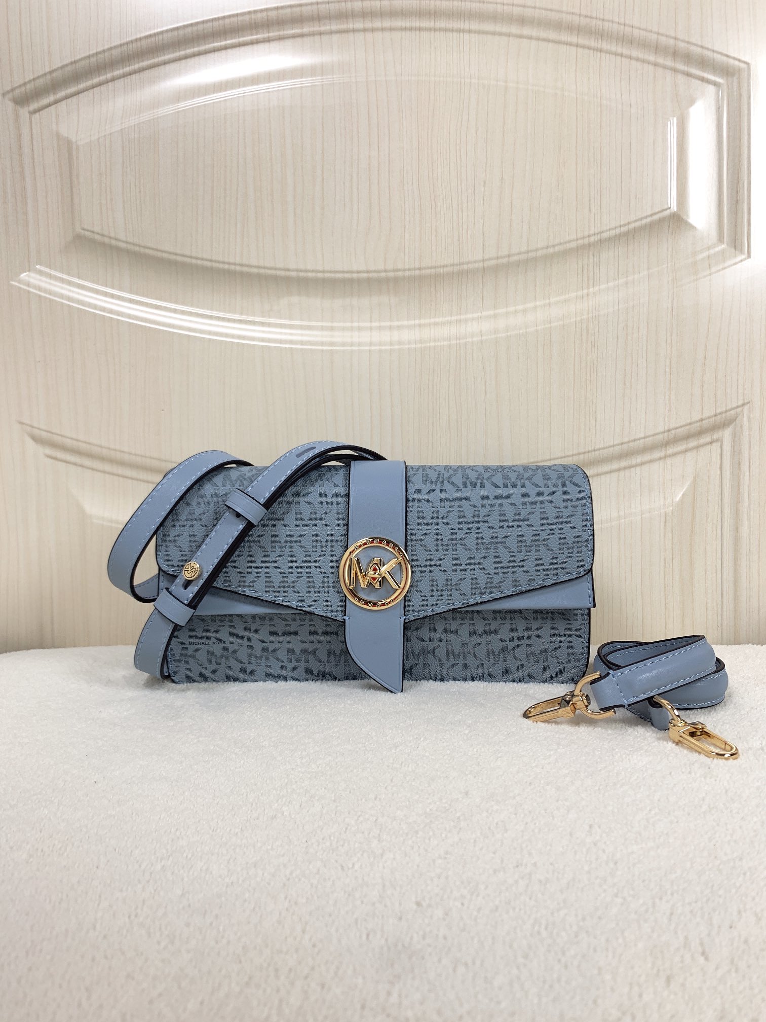 Michael Kors ～此款Greenwich 中号老花单肩包，包身采用白色品牌