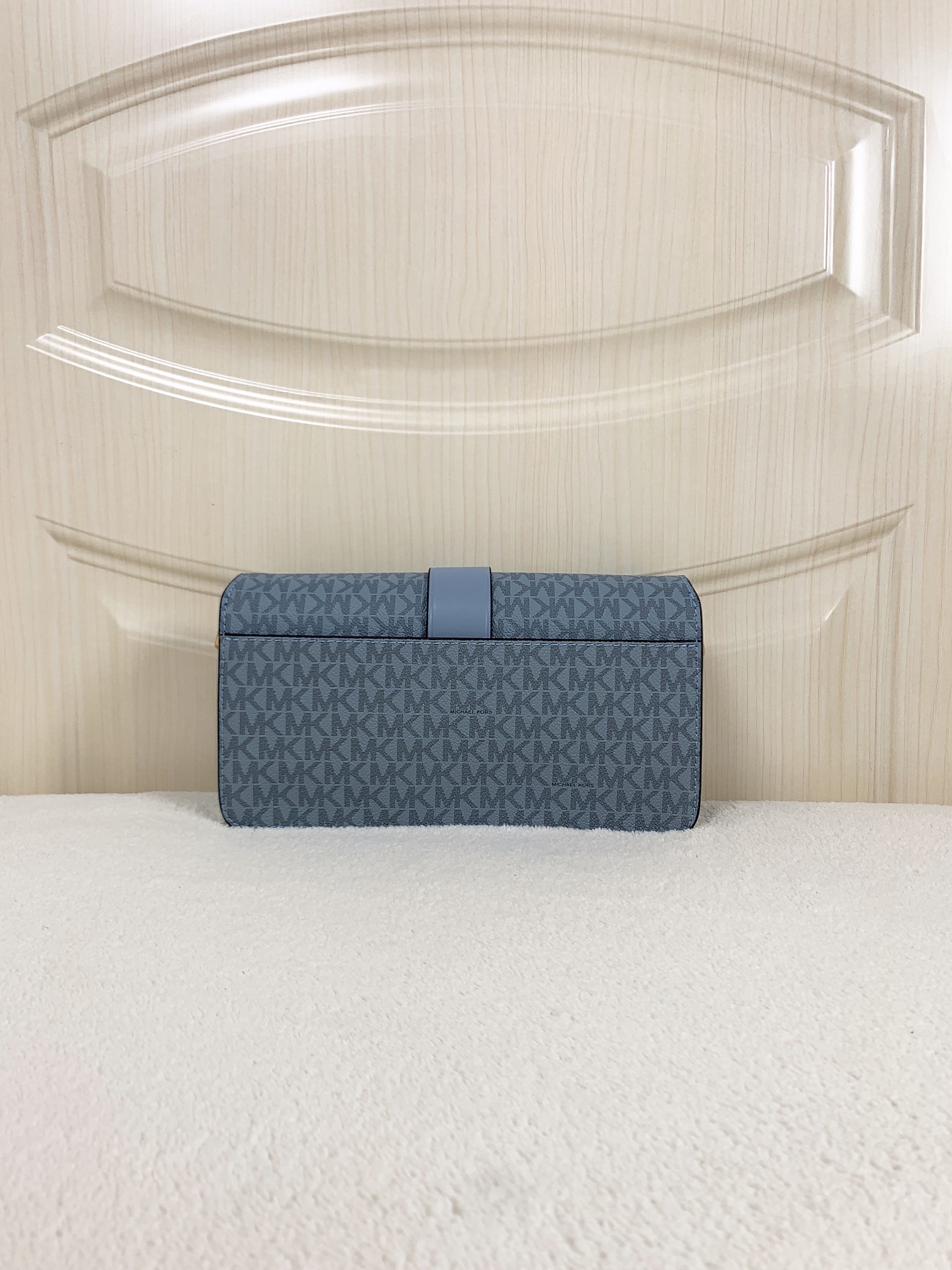 Michael Kors ～此款Greenwich 中号老花单肩包，包身采用白色品牌
