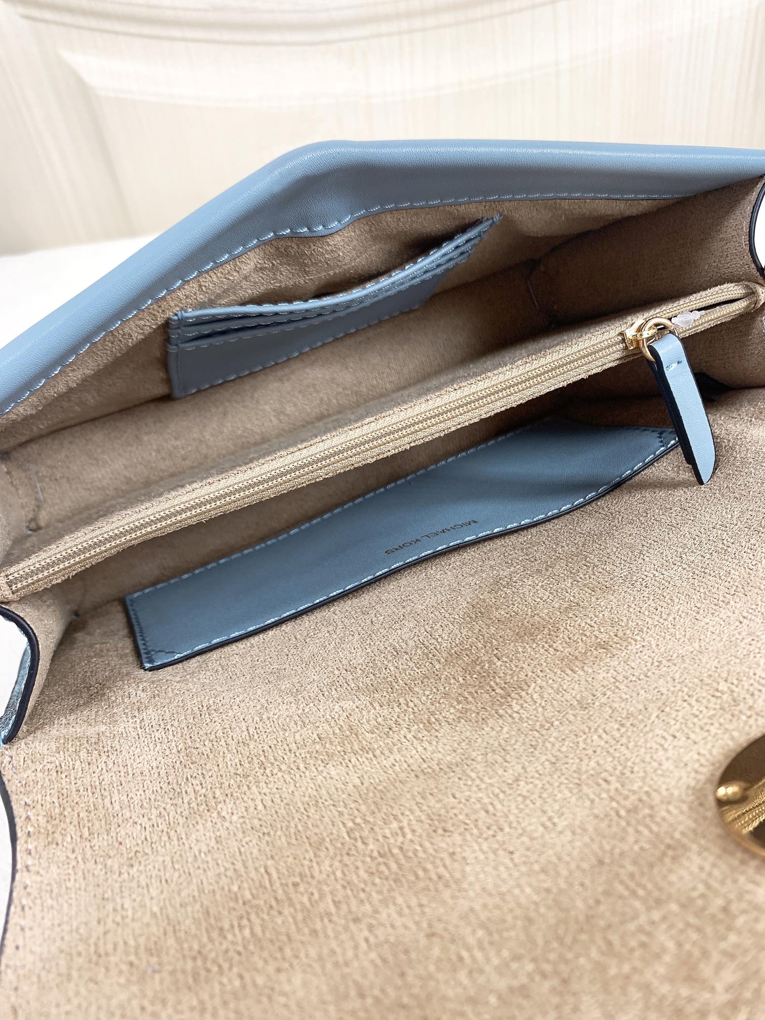 Michael Kors ～此款Greenwich 中号老花单肩包，包身采用白色品牌