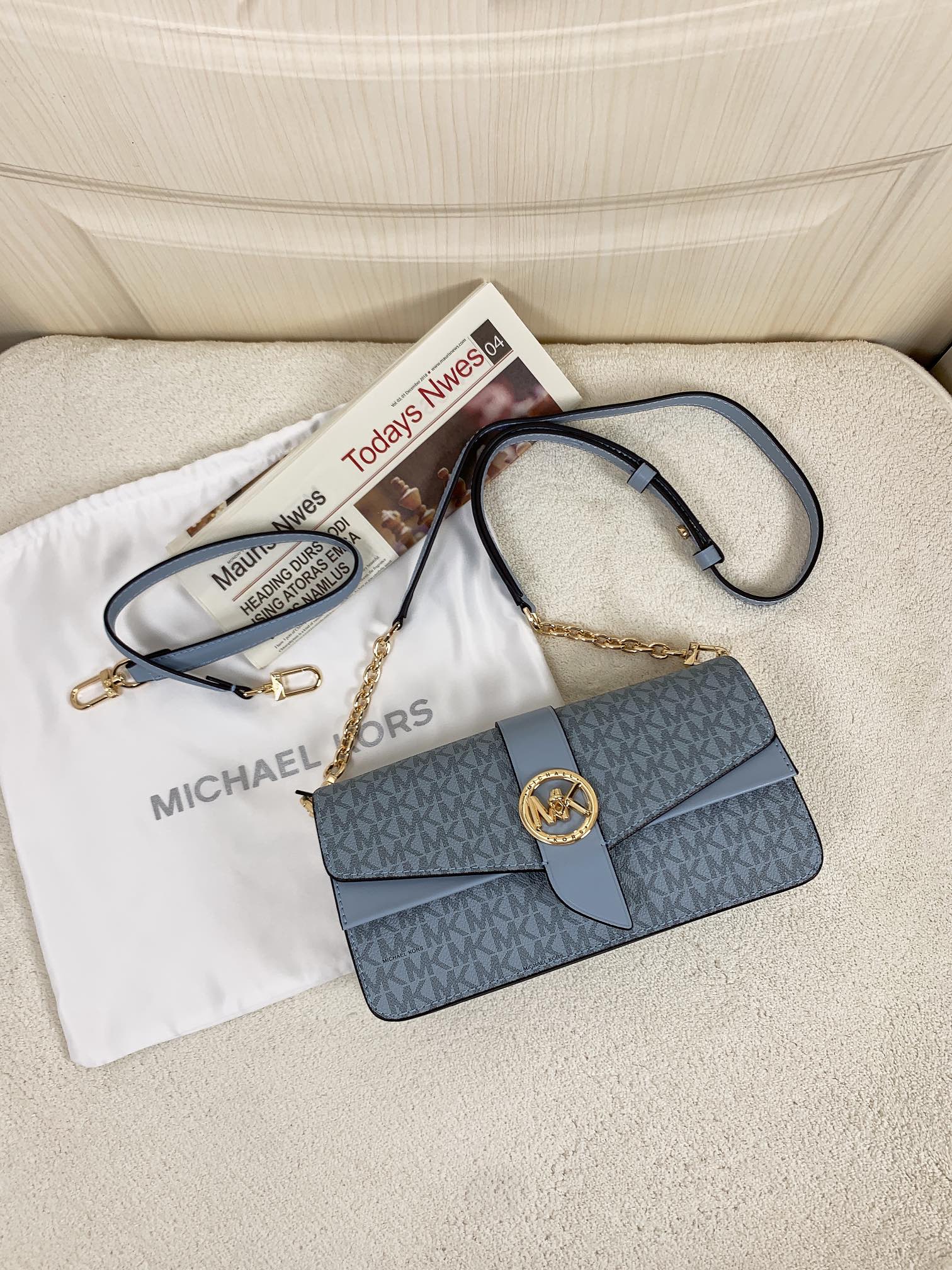 Michael Kors ～此款Greenwich 中号老花单肩包，包身采用白色品牌