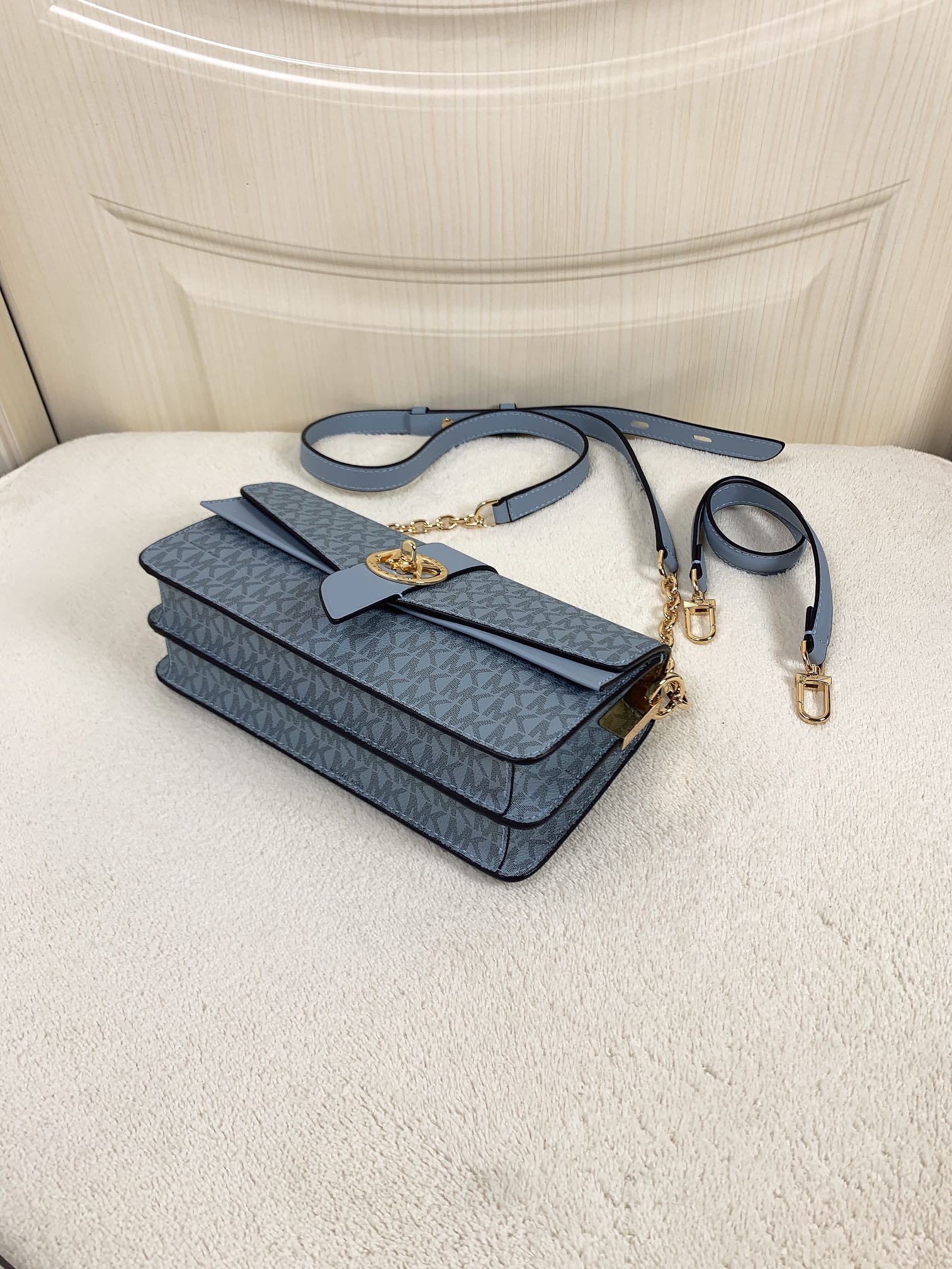 Michael Kors ～此款Greenwich 中号老花单肩包，包身采用白色品牌