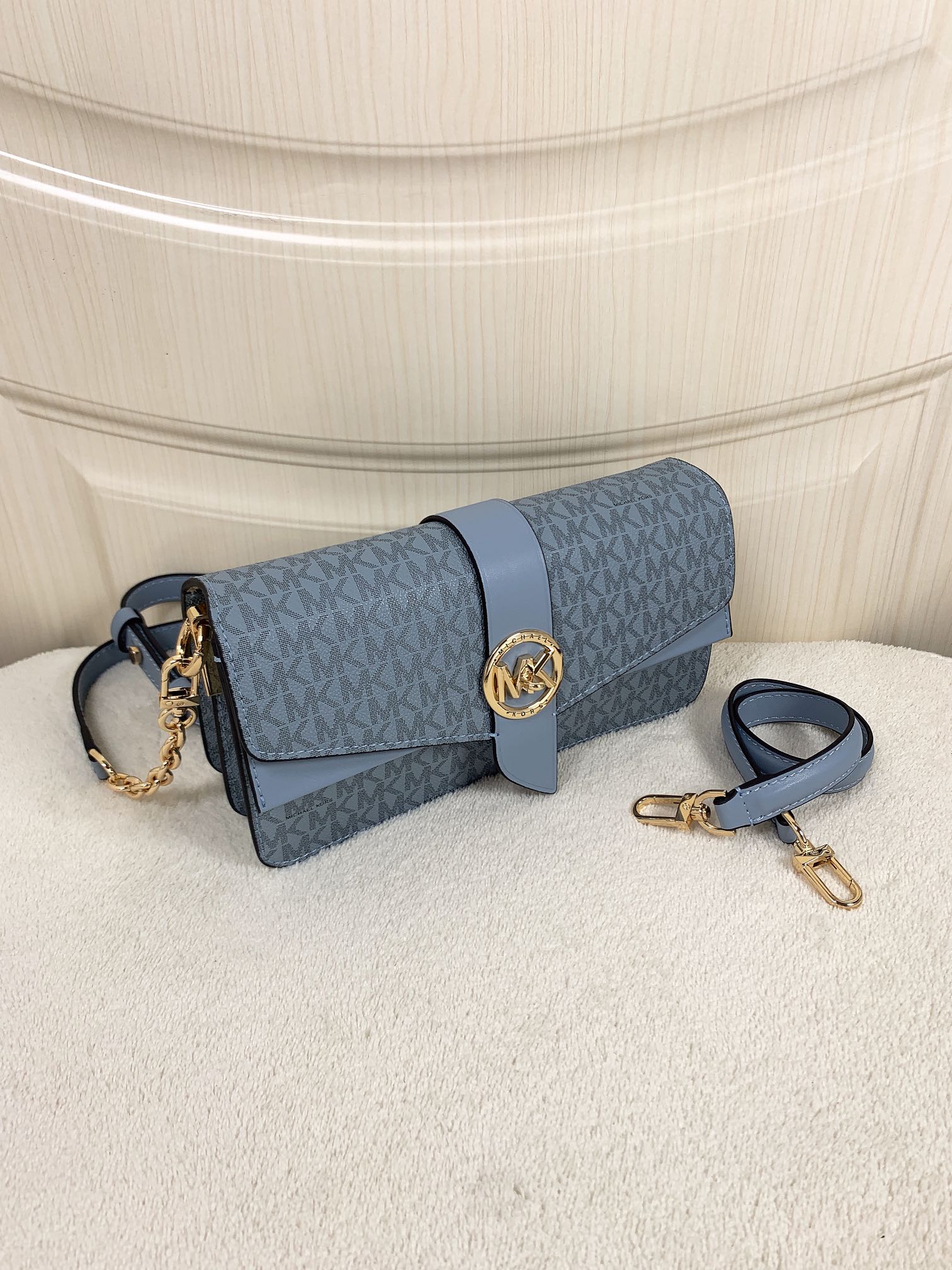 Michael Kors ～此款Greenwich 中号老花单肩包，包身采用白色品牌