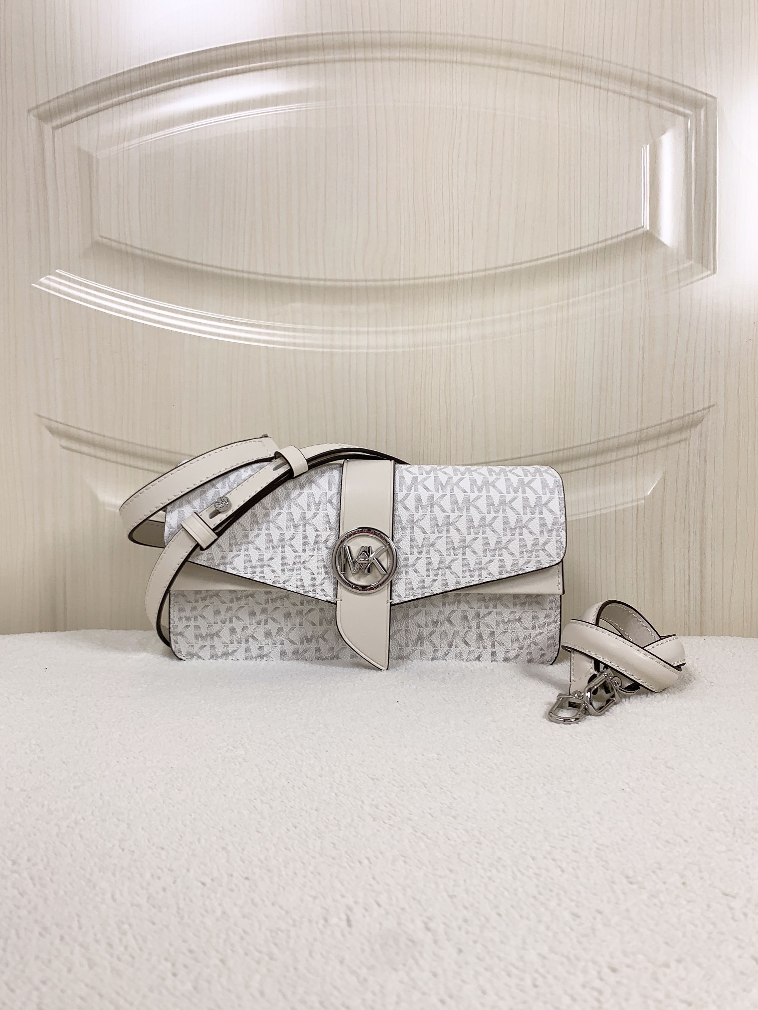 Michael Kors ～此款Greenwich 中号老花单肩包，包身采用白色品牌