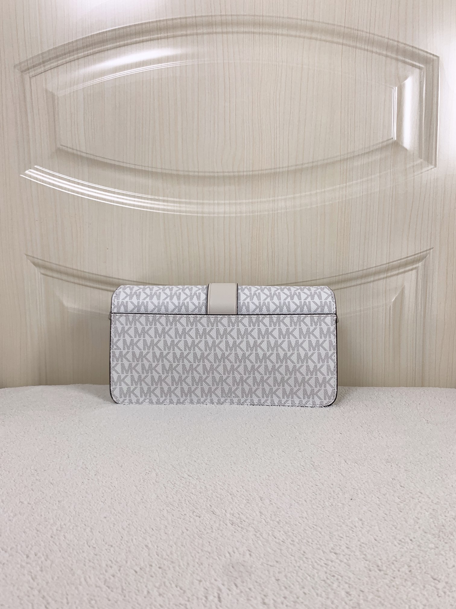Michael Kors ～此款Greenwich 中号老花单肩包，包身采用白色品牌