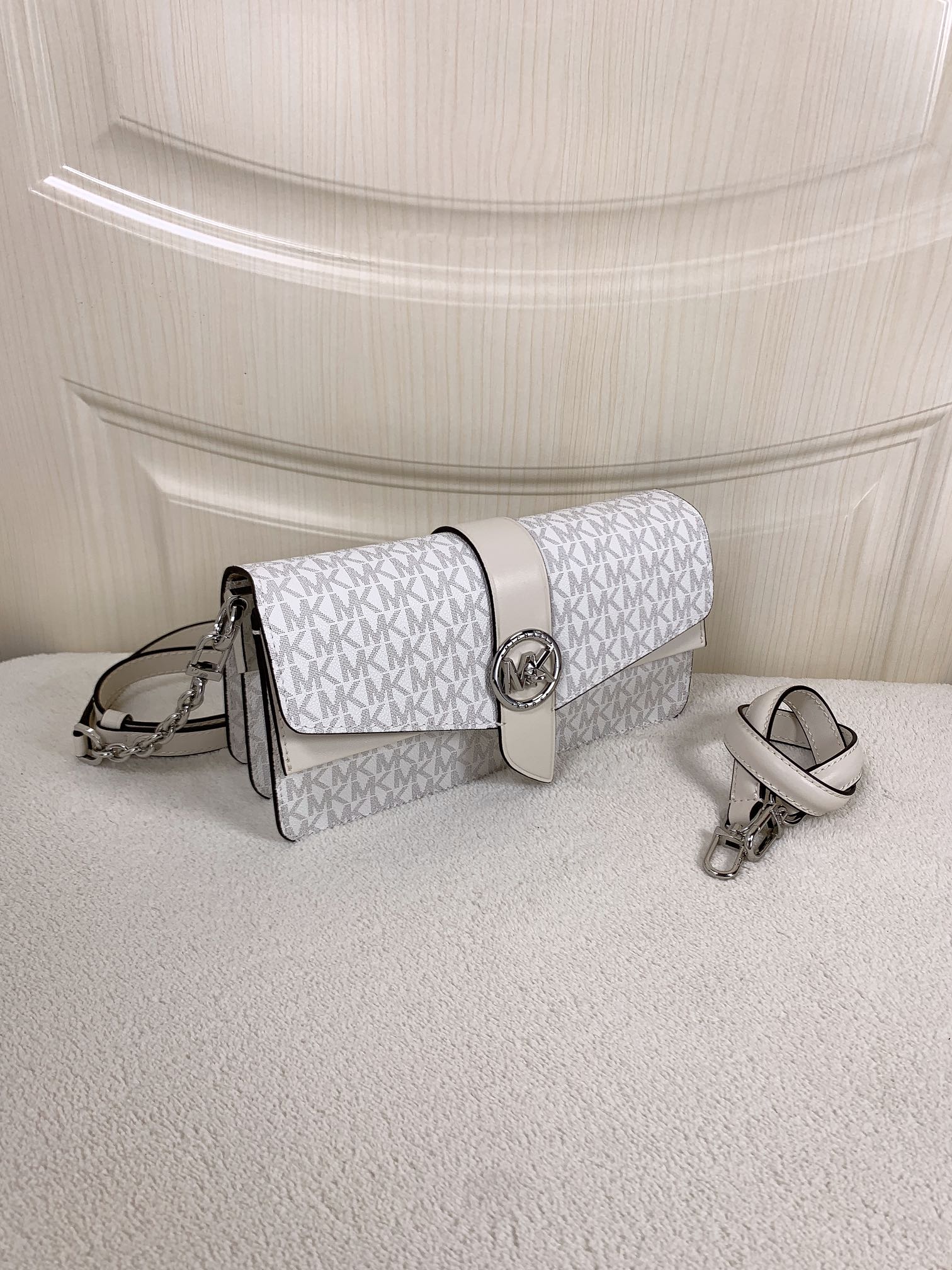 Michael Kors ～此款Greenwich 中号老花单肩包，包身采用白色品牌