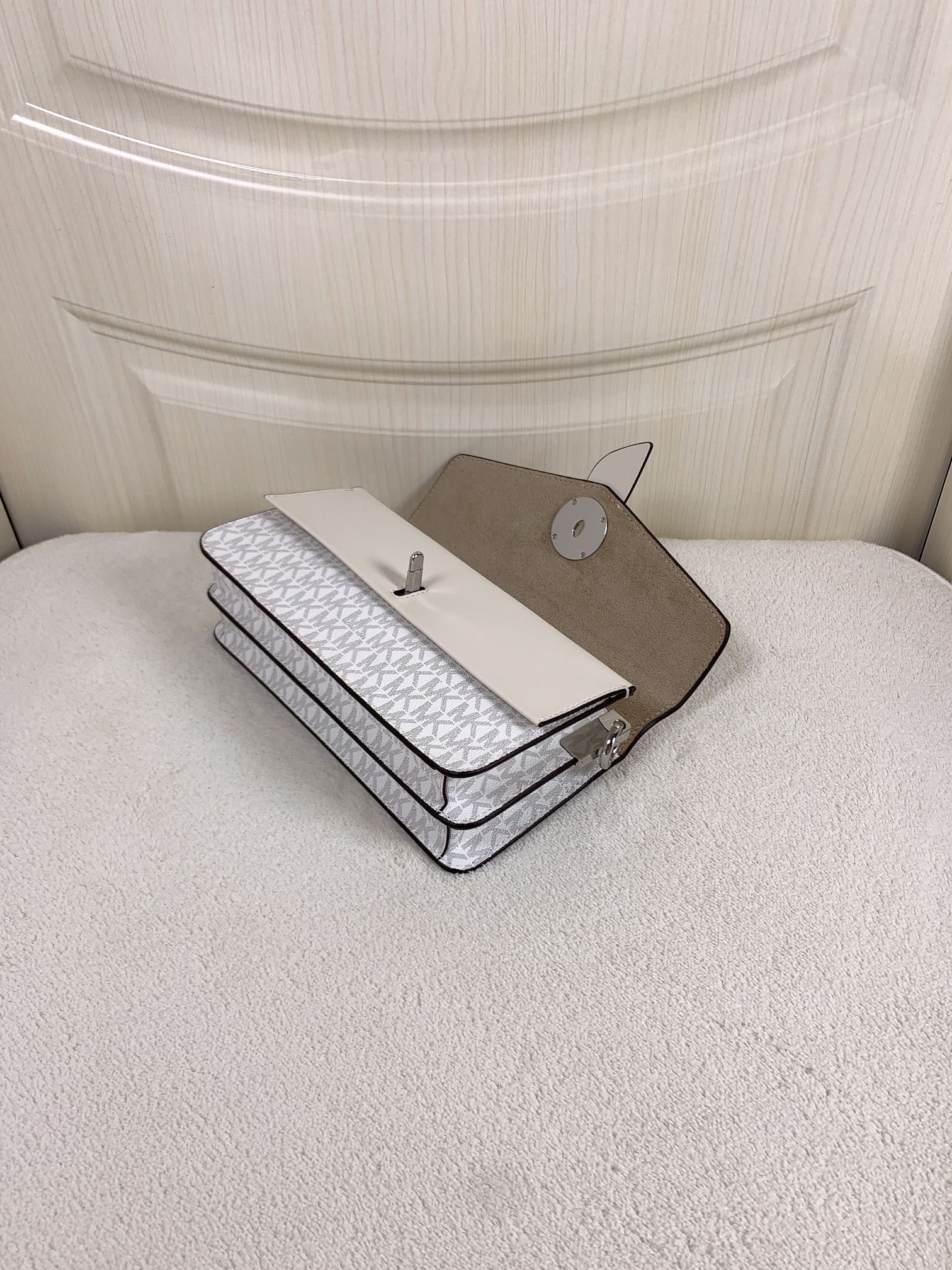 Michael Kors ～此款Greenwich 中号老花单肩包，包身采用白色品牌