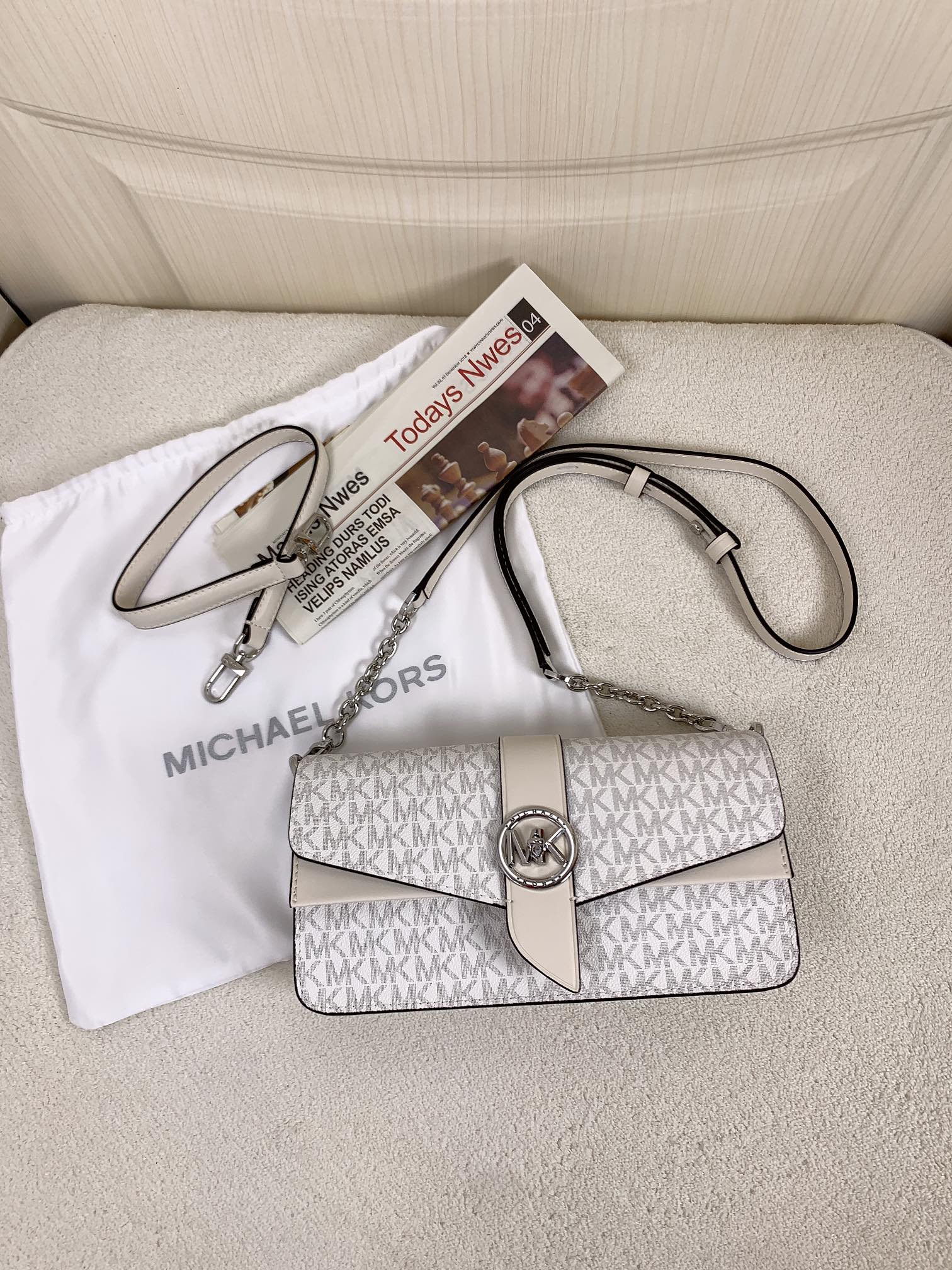 Michael Kors ～此款Greenwich 中号老花单肩包，包身采用白色品牌