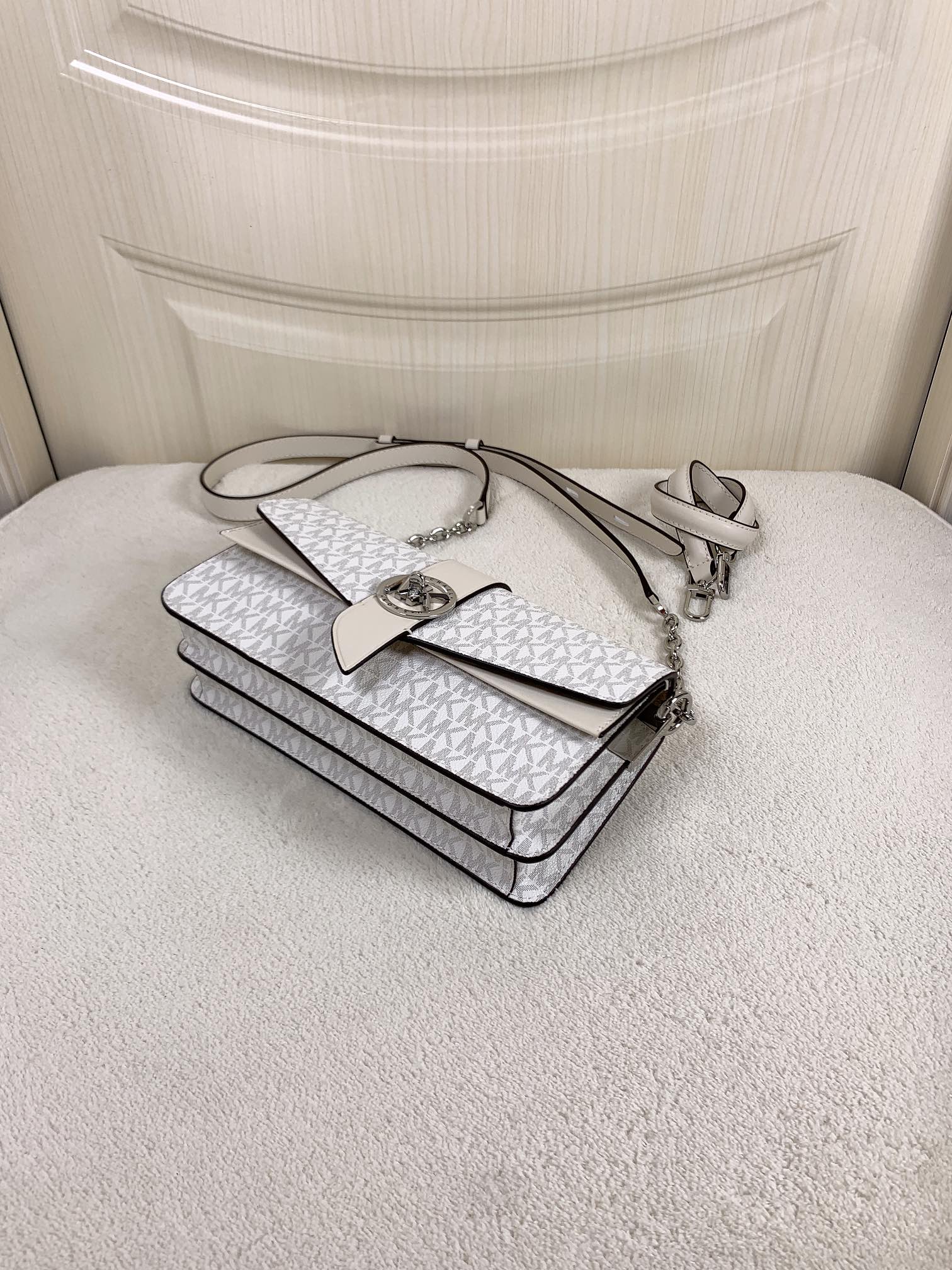 Michael Kors ～此款Greenwich 中号老花单肩包，包身采用白色品牌