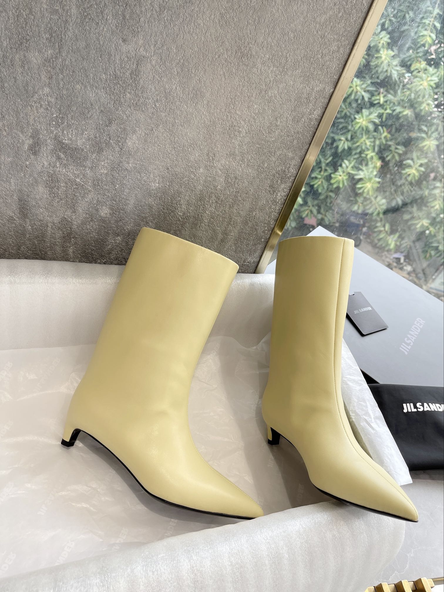 NO:441478,G213 top version purchasing level Exclusive correct version Jil sander 2025 autumn and winter Jill Sanda pointed toe low-heeled straight boots The whole piece of leather is integrated design The craftsmanship is super chicken complicated Minimalist fried chicken soft and comfortable short heel shoes The must-have for fashionable style, without any complicated decoration, the texture is excellent vintage, pure and minimalist, neat and poetic, versatile and not easy to wear, slim boots, upper cowhide inner sheepskin, outsole original genuine leather sole Heel height, 3.cm size women's size 35~39 (40 custom made without return and exchange), boots, jil sander, jil sander, boots, cowhide, sheepskin19860909G213顶级版本代购级别 独家正确版本 Jil sander 2025秋冬吉尔桑达尖头低跟直筒靴 整块皮质一体设计 工艺超鸡复杂 极简主义炒鸡柔软舒适矮跟鞋时髦精绝对不能错过的必入款,没有任何繁杂装饰,质感极好的vintage感,纯粹和极简做得利落又诗意 百搭不易装款 显瘦筒靴 鞋面牛皮 内里羊皮 大底原版真皮鞋底 跟高,3.cm size女码35～39（40定做不退换）,靴子,jil sander,jil sander,boots,cowhide,sheepskin,Women's Shoes