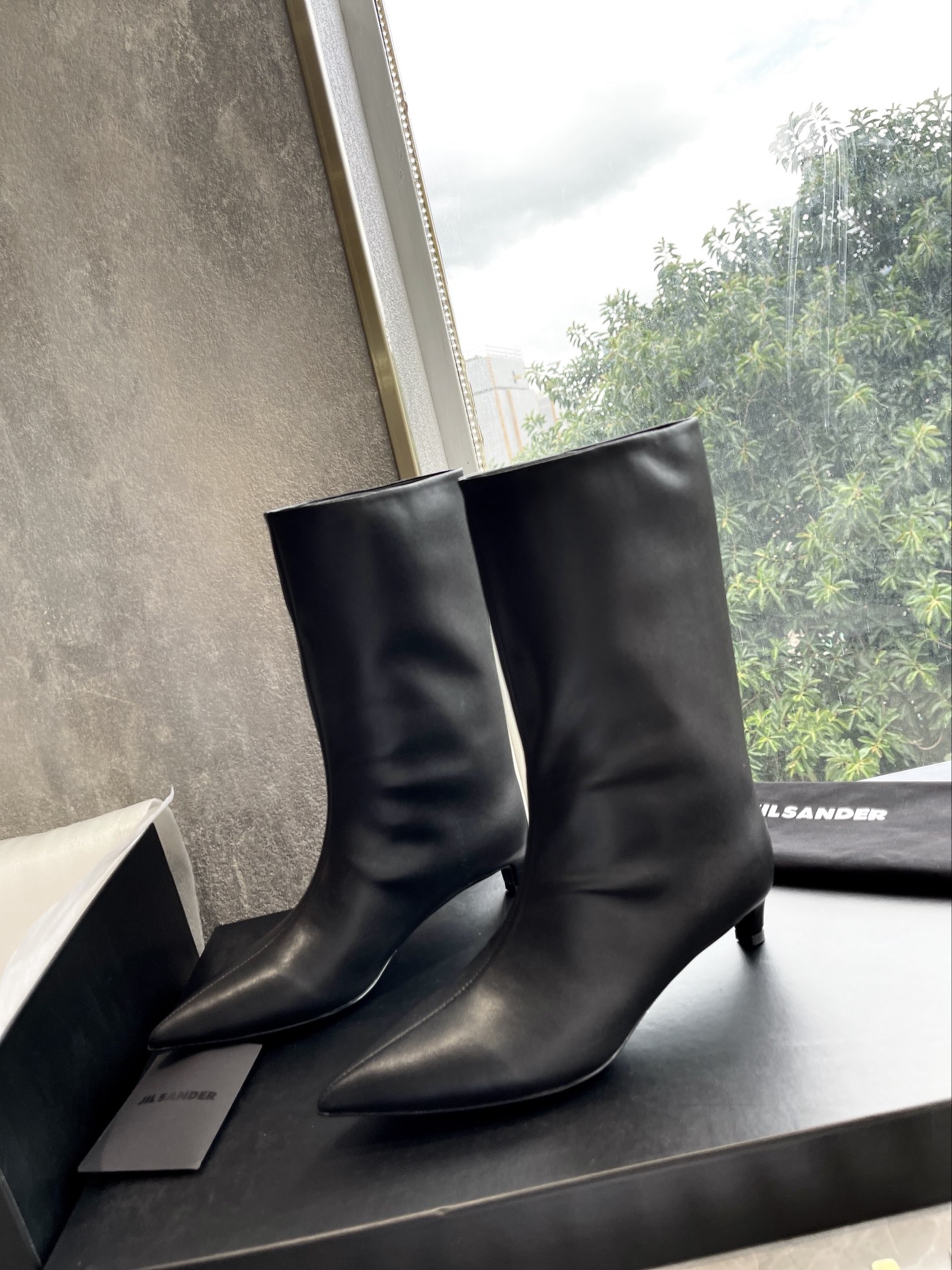 NO:441533,G213 top version purchasing level Exclusive correct version Jil sander 2025 autumn and winter Jill Sanda pointed toe low-heeled straight boots The whole piece of leather is integrated design The craftsmanship is super chicken complicated Minimalist fried chicken soft and comfortable short heel shoes The must-have for fashionable style, without any complicated decoration, the texture is excellent vintage, pure and minimalist, neat and poetic, versatile and not easy to wear, slim boots, upper cowhide inner sheepskin, outsole original genuine leather sole Heel height, 3.cm size women's size 35~39 (40 custom made without return and exchange), boots, jil sander, jil sander, boots, cowhide, sheepskin19860909G213顶级版本代购级别 独家正确版本 Jil sander 2025秋冬吉尔桑达尖头低跟直筒靴 整块皮质一体设计 工艺超鸡复杂 极简主义炒鸡柔软舒适矮跟鞋时髦精绝对不能错过的必入款,没有任何繁杂装饰,质感极好的vintage感,纯粹和极简做得利落又诗意 百搭不易装款 显瘦筒靴 鞋面牛皮 内里羊皮 大底原版真皮鞋底 跟高,3.cm size女码35～39（40定做不退换）,靴子,jil sander,jil sander,boots,cowhide,sheepskin,Women's Shoes