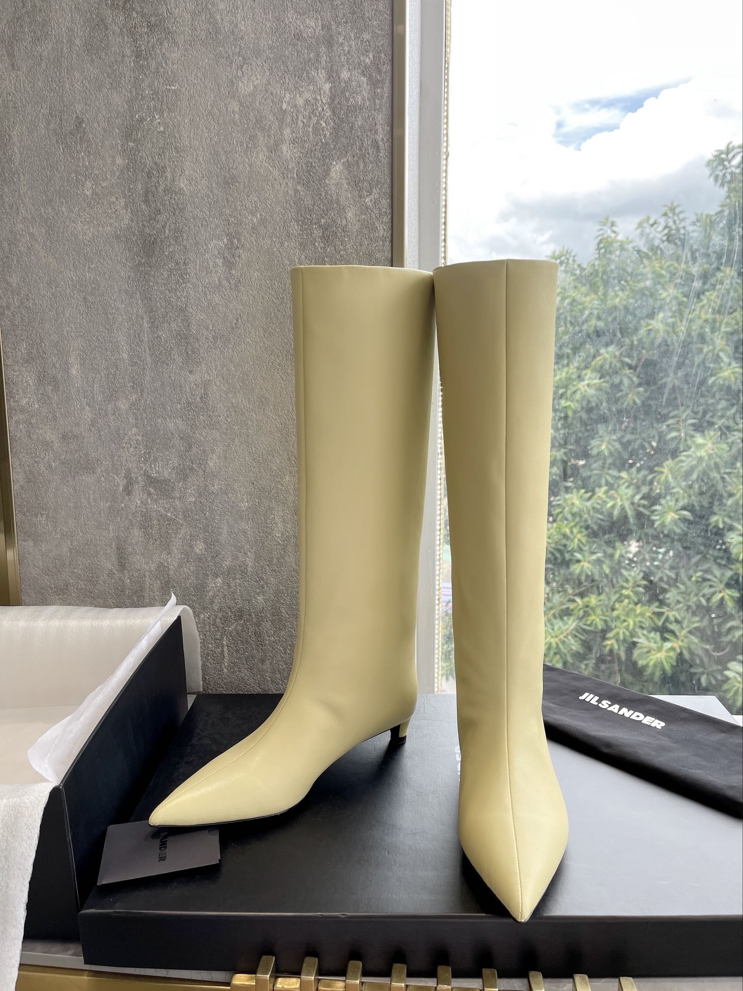 NO:441524,Top version purchasing level Exclusive correct version Jil sander 2025 autumn and winter Jill Sanda pointed toe low-heeled straight boots The whole piece of leather is integrated design The craftsmanship is super chicken complicated Minimalist fried chicken soft and comfortable short heel shoes The must-have for fashionable style, without any complicated decoration, the texture is excellent vintage, pure and minimalist, neat and poetic, versatile and not easy to wear, slim boots, upper cowhide inner sheepskin, original leather sole Heel height, 3.cm size Women's size 35~39 (40 custom made without return and exchange), boots, jil sander, jil sander, boots, cowhide, sheepskin19860909顶级版本代购级别 独家正确版本 Jil sander 2025秋冬吉尔桑达尖头低跟直筒靴 整块皮质一体设计 工艺超鸡复杂 极简主义炒鸡柔软舒适矮跟鞋时髦精绝对不能错过的必入款,没有任何繁杂装饰,质感极好的vintage感,纯粹和极简做得利落又诗意 百搭不易装款 显瘦筒靴 鞋面牛皮 内里羊皮 大底原版真皮鞋底 跟高,3.cm size女码35～39（40定做不退换）,靴子,jil sander,jil sander,boots,cowhide,sheepskin,Women's Shoes