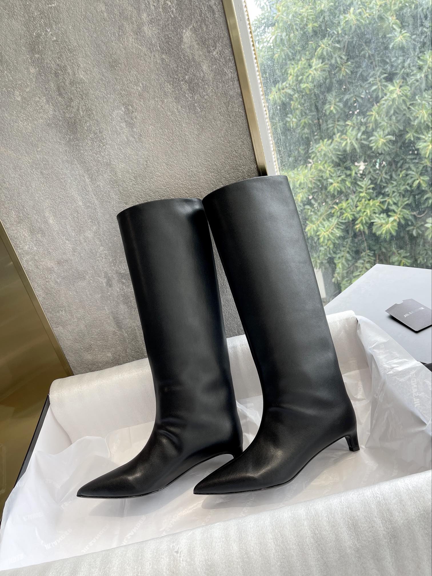 NO:441518,G213 top version purchasing level Exclusive correct version Jil sander 2025 autumn and winter Jill Sanda pointed toe low-heeled straight boots The whole piece of leather is integrated design The craftsmanship is super chicken complicated Minimalist fried chicken soft and comfortable short heel shoes The must-have for fashionable style, without any complicated decoration, the texture is excellent vintage, pure and minimalist, neat and poetic, versatile and not easy to wear, slim boots, upper cowhide inner sheepskin, outsole original genuine leather sole Heel height, 3.cm size women's size 35~39 (40 custom made without return and exchange), boots, jil sander, jil sander, boots, cowhide, sheepskin19860909G213顶级版本代购级别 独家正确版本 Jil sander 2025秋冬吉尔桑达尖头低跟直筒靴 整块皮质一体设计 工艺超鸡复杂 极简主义炒鸡柔软舒适矮跟鞋时髦精绝对不能错过的必入款,没有任何繁杂装饰,质感极好的vintage感,纯粹和极简做得利落又诗意 百搭不易装款 显瘦筒靴 鞋面牛皮 内里羊皮 大底原版真皮鞋底 跟高,3.cm size女码35～39（40定做不退换）,靴子,jil sander,jil sander,boots,cowhide,sheepskin,Women's Shoes