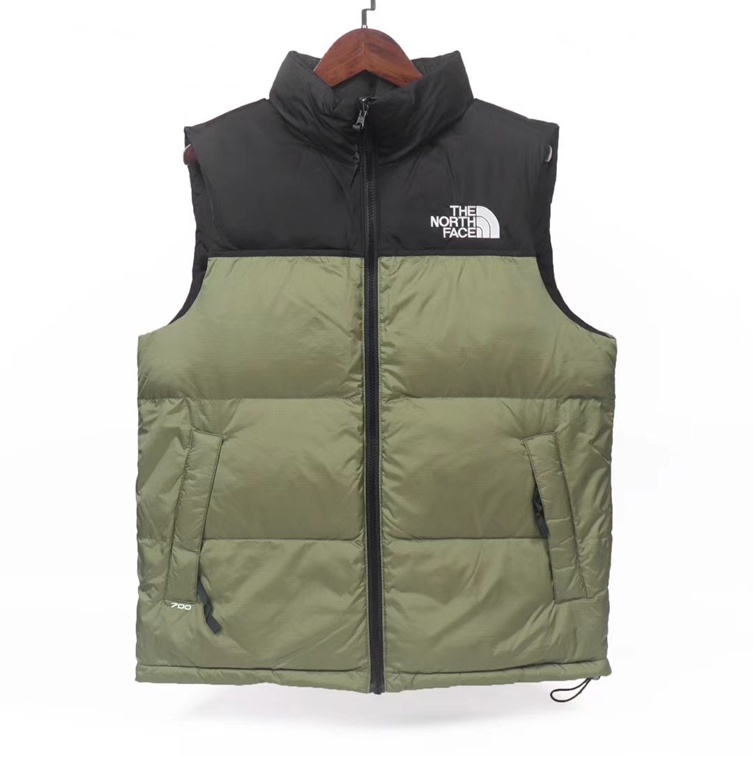 ＃暖冬福利 The North Face/北面 经典96款羽绒马甲 面料：国内独家日本原厂面料具有防水 防钻绒 防脱色特性，24支数压光呢子纺面料！ 内胆：400D高密度支数胆布彻底杜绝钻绒 漏绒 跑绒，等现象。 羽绒：广检80白鸭绒，蓬松度15.5 带有检测报告 辅料：原厂YKK拉链胸链*1条 侧口袋*2条可承受十万次拉力磨损！ 刺绣：日本进口百灵达刺绣机 用心做好每一款产品，不吹嘘，一切用细节说话！从面料到一个扣子全部原版复刻，你的最佳选择！男女同款。 尺码：XS-XXL-选品中心
