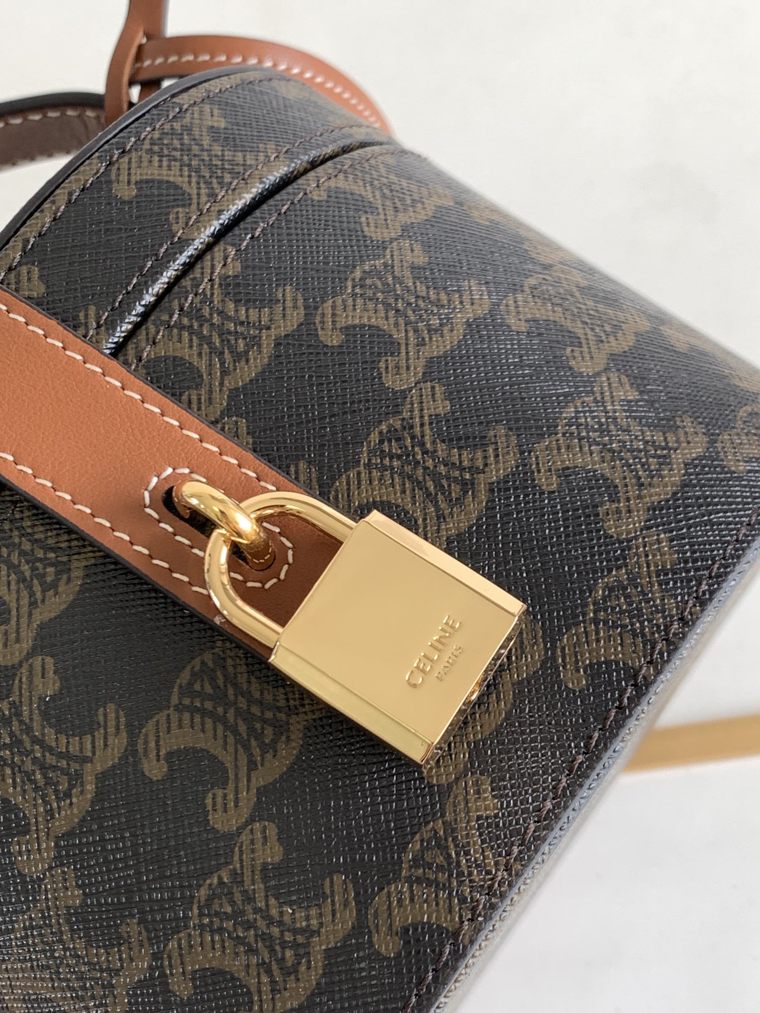 CELINE赛琳复古老花Vanity case手提椭圆立体化妆盒4M0932