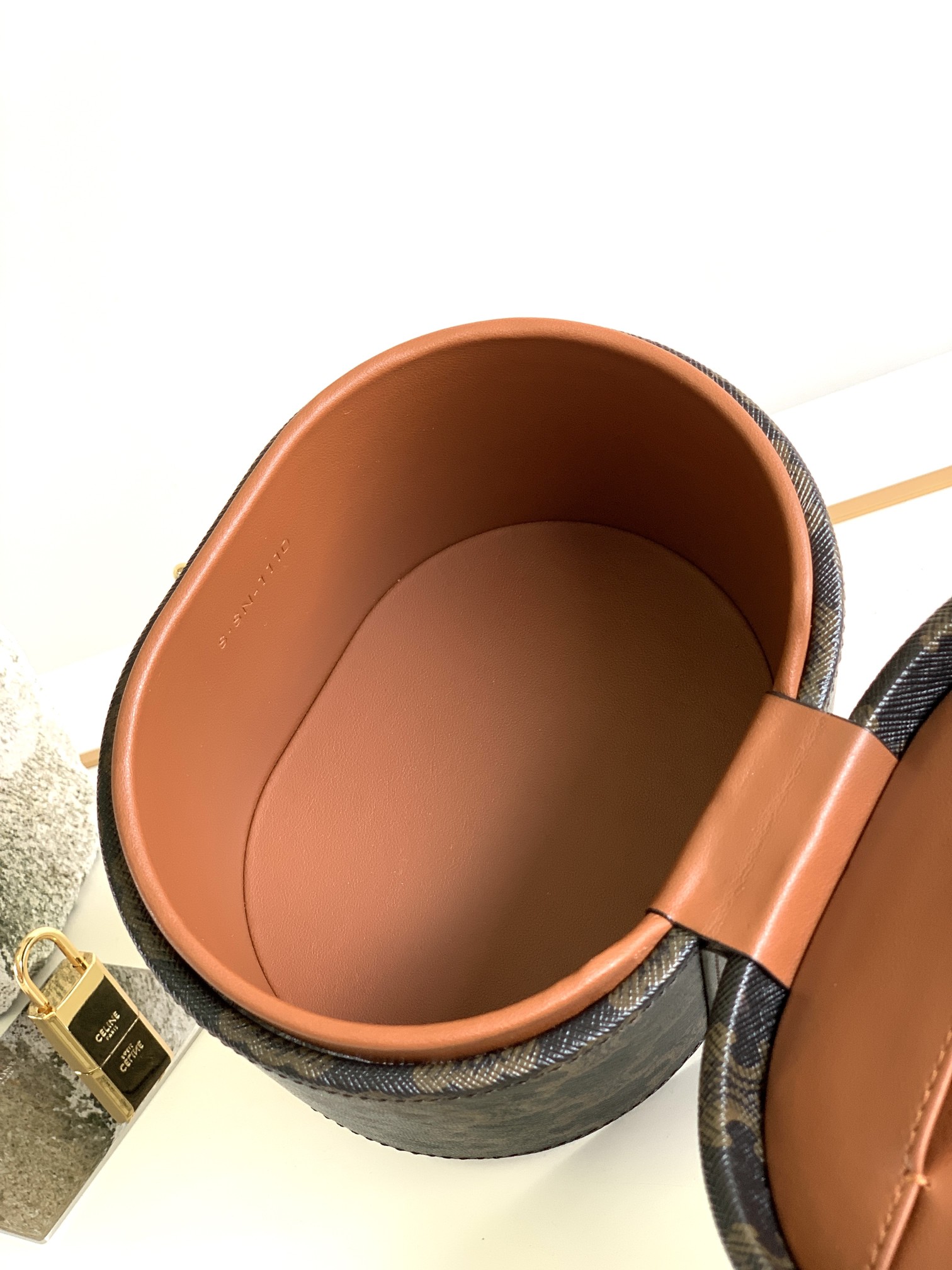 CELINE赛琳复古老花Vanity case手提椭圆立体化妆盒4M0932