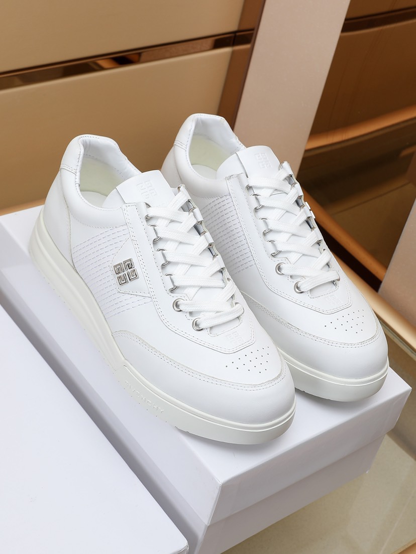 J0  Givenchy  纪梵希 完美造型打造顶级品质超轻便鞋面采用牛皮制作.羊皮内里 原版大底上脚舒服立体感强 原厂品质超新潮一款鞋男必备休闲款穿上感觉特轻松；运动等场合都非常实用颜色：四色可选。