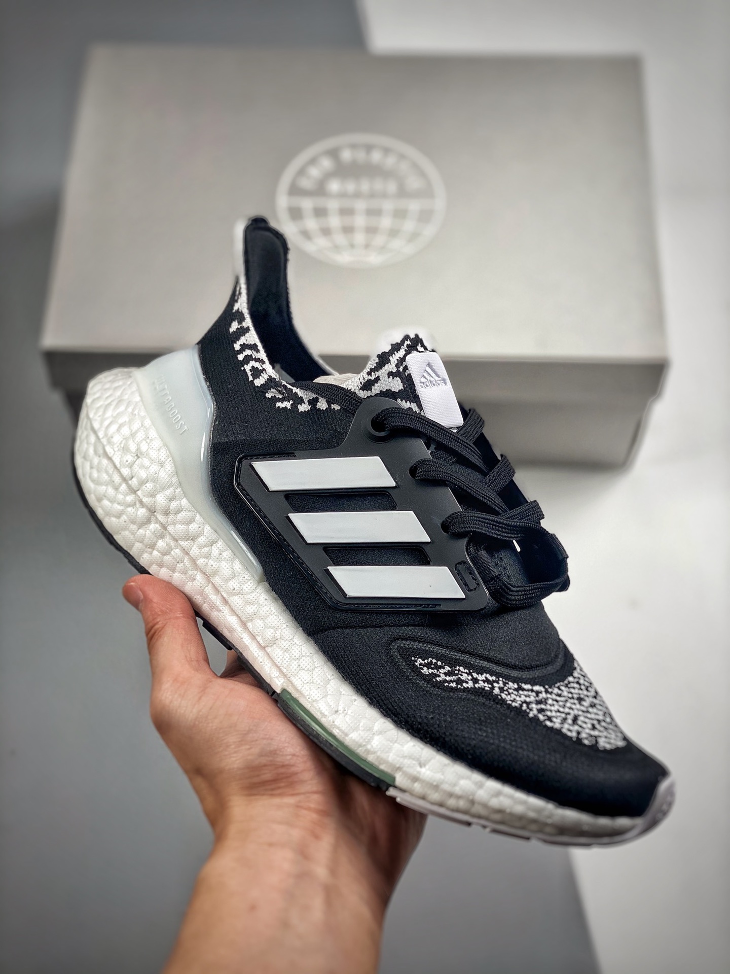 -3 Ultra Boost 8.0 blanco y negro, lanzamiento simultáneo en tiendas, fotos reales en primer lanzamiento. En comparació…