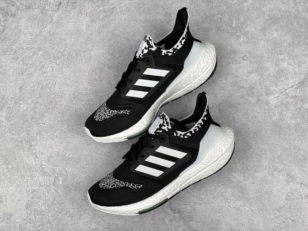 H0 Adidas Ultra Boost 22 Consortium 换标 阿迪达斯新款厚底爆米花跑鞋较UB20增加6%Boost，全掌Boost将缓震和能量回馈再一次进行了升级，提供更好的舒适穿着体验，UB8.0 J5 oPrimeknit编织工艺，S型Heel Counter提供更加精准锁定后跟，带来出众的后跟包裹，LEP创新大底延续马牌橡胶大底，同时新加入LEP结构，为每一步提供更多动力及更好回弹