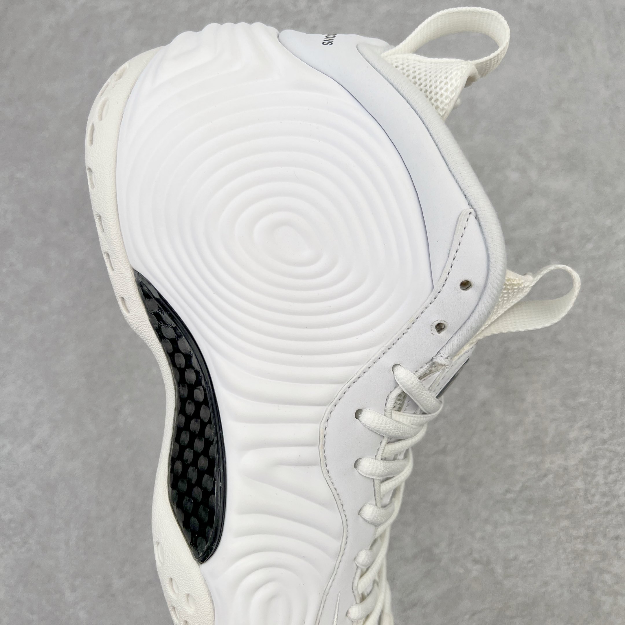 图片[6]-💰550 CDG x NK Air Foamposite One 白色蚊香喷 货号：DJ7952-100 莞产原底面 公司渠道同模具 鞋型发泡360度无死角 双层Zoom气垫植入 中底完美注胶 搭载原厂碳纤维材质 诞生于1997年的NK Air Foamposite系列可以说是整个球鞋历史上最为经典的系列之一 也就是我们常说的“喷”和“泡” 其中“喷”由Foamposite One代言人Penny的英文音译而来 而“泡”则来源于另一款鞋型 Foamposite Pro中\”pro\”的音译 在诞生初期 由于高昂的造价以及超前的外形 Foamposite系列的反对者不在少数 甚至有人认为这款鞋会毁掉整个球鞋行业 但事实证明这双灵感来自于甲虫 自带“黑科技”鞋面以及双层Zoom+大块碳板的太空球鞋不仅受到了大众的接受与追捧 并且成功的影响了篮球鞋的发展 SIZE：38.5 39 40 40.5 41 42 42.5 43 44 44.5 45 46 编码：by6936010-运动鞋