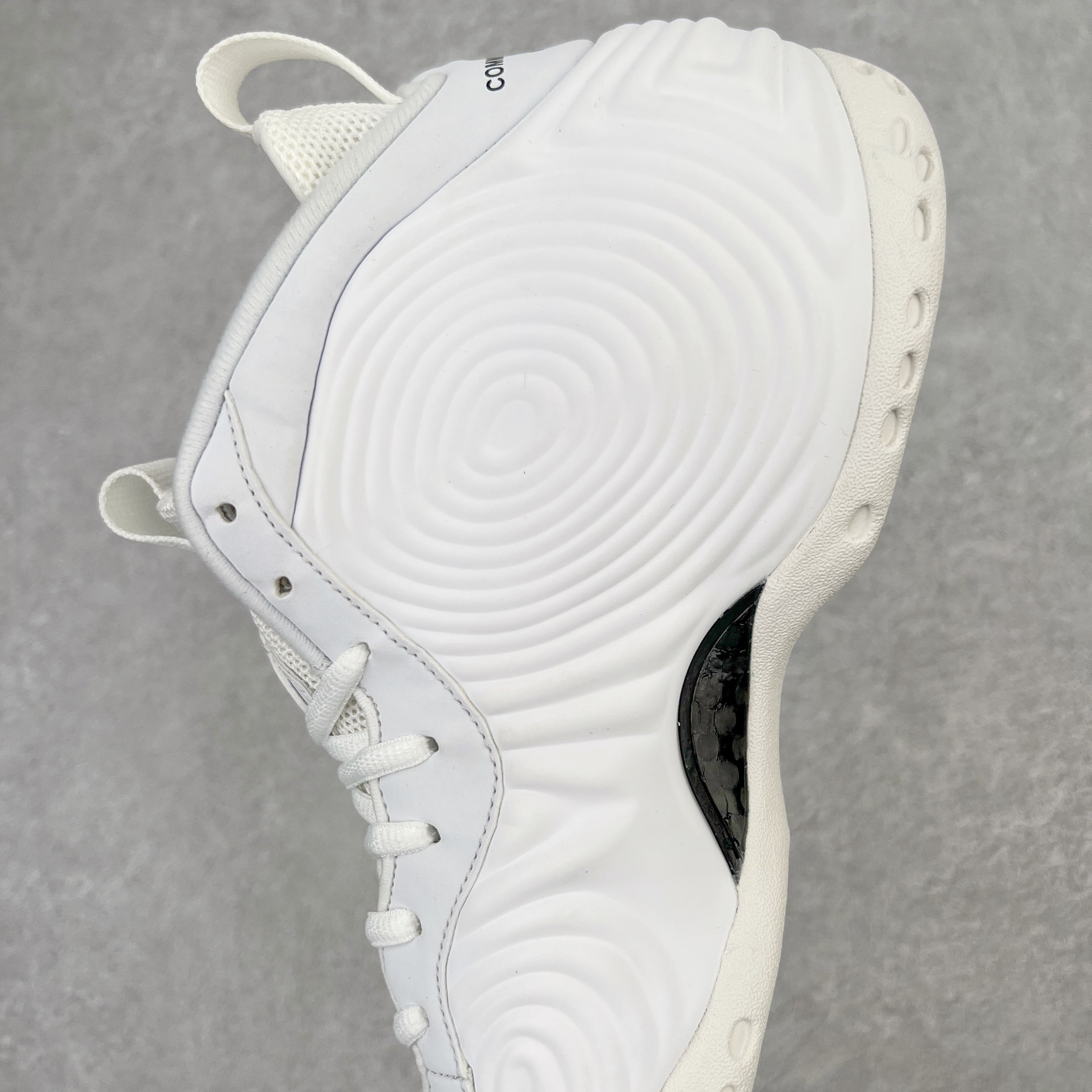 图片[7]-💰550 CDG x NK Air Foamposite One 白色蚊香喷 货号：DJ7952-100 莞产原底面 公司渠道同模具 鞋型发泡360度无死角 双层Zoom气垫植入 中底完美注胶 搭载原厂碳纤维材质 诞生于1997年的NK Air Foamposite系列可以说是整个球鞋历史上最为经典的系列之一 也就是我们常说的“喷”和“泡” 其中“喷”由Foamposite One代言人Penny的英文音译而来 而“泡”则来源于另一款鞋型 Foamposite Pro中\”pro\”的音译 在诞生初期 由于高昂的造价以及超前的外形 Foamposite系列的反对者不在少数 甚至有人认为这款鞋会毁掉整个球鞋行业 但事实证明这双灵感来自于甲虫 自带“黑科技”鞋面以及双层Zoom+大块碳板的太空球鞋不仅受到了大众的接受与追捧 并且成功的影响了篮球鞋的发展 SIZE：38.5 39 40 40.5 41 42 42.5 43 44 44.5 45 46 编码：by6936010-运动鞋