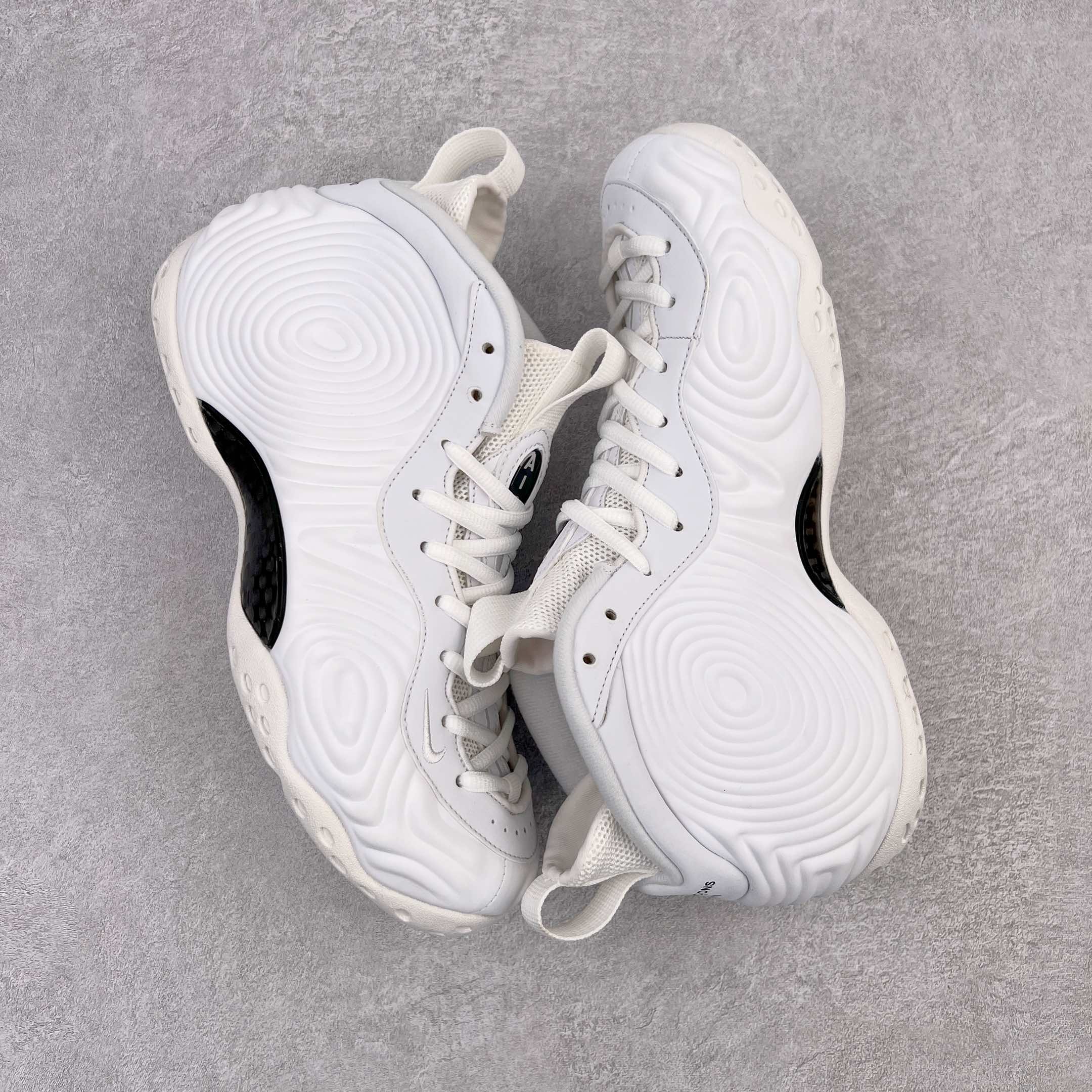 图片[3]-💰550 CDG x NK Air Foamposite One 白色蚊香喷 货号：DJ7952-100 莞产原底面 公司渠道同模具 鞋型发泡360度无死角 双层Zoom气垫植入 中底完美注胶 搭载原厂碳纤维材质 诞生于1997年的NK Air Foamposite系列可以说是整个球鞋历史上最为经典的系列之一 也就是我们常说的“喷”和“泡” 其中“喷”由Foamposite One代言人Penny的英文音译而来 而“泡”则来源于另一款鞋型 Foamposite Pro中\”pro\”的音译 在诞生初期 由于高昂的造价以及超前的外形 Foamposite系列的反对者不在少数 甚至有人认为这款鞋会毁掉整个球鞋行业 但事实证明这双灵感来自于甲虫 自带“黑科技”鞋面以及双层Zoom+大块碳板的太空球鞋不仅受到了大众的接受与追捧 并且成功的影响了篮球鞋的发展 SIZE：38.5 39 40 40.5 41 42 42.5 43 44 44.5 45 46 编码：by6936010-运动鞋