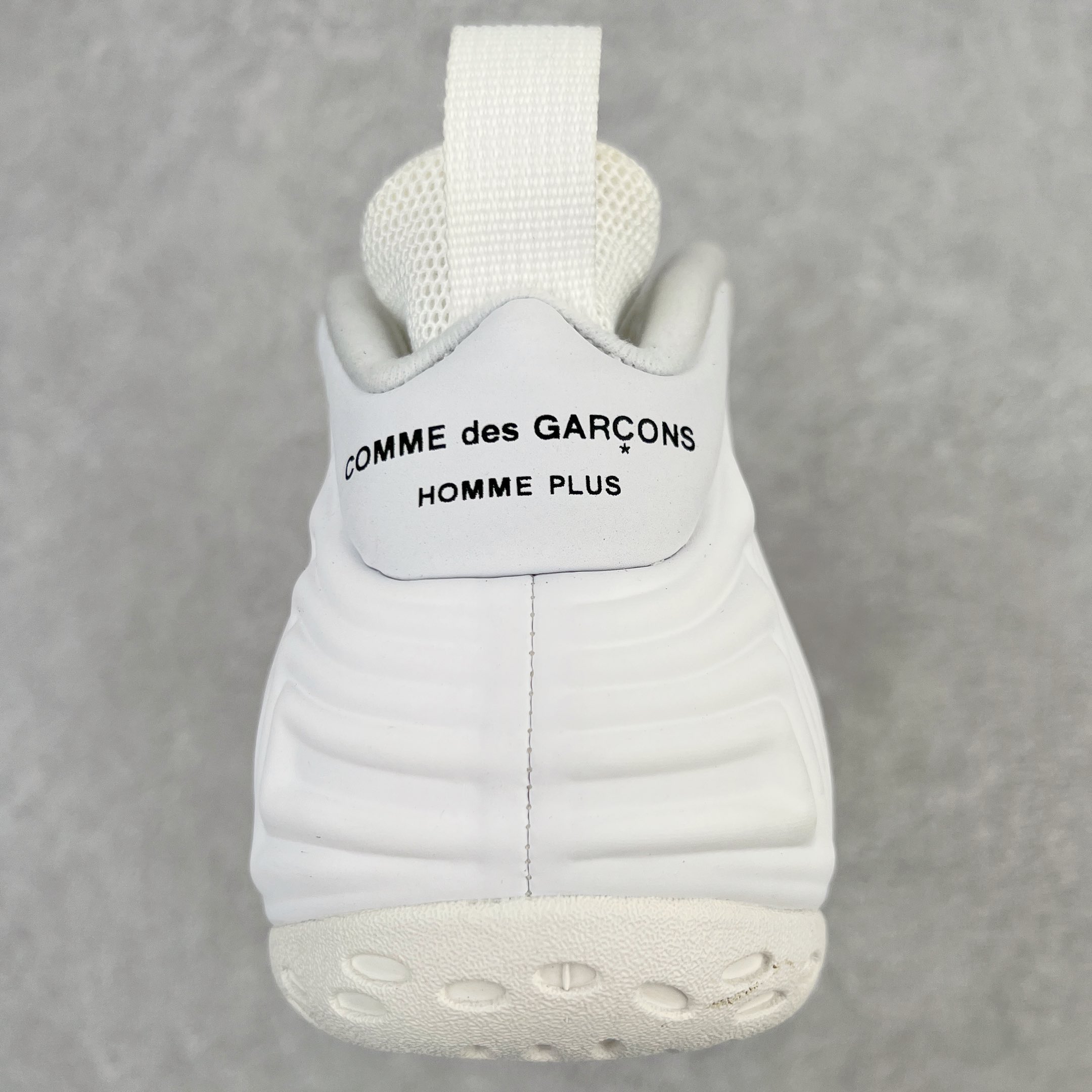 图片[8]-💰550 CDG x NK Air Foamposite One 白色蚊香喷 货号：DJ7952-100 莞产原底面 公司渠道同模具 鞋型发泡360度无死角 双层Zoom气垫植入 中底完美注胶 搭载原厂碳纤维材质 诞生于1997年的NK Air Foamposite系列可以说是整个球鞋历史上最为经典的系列之一 也就是我们常说的“喷”和“泡” 其中“喷”由Foamposite One代言人Penny的英文音译而来 而“泡”则来源于另一款鞋型 Foamposite Pro中\”pro\”的音译 在诞生初期 由于高昂的造价以及超前的外形 Foamposite系列的反对者不在少数 甚至有人认为这款鞋会毁掉整个球鞋行业 但事实证明这双灵感来自于甲虫 自带“黑科技”鞋面以及双层Zoom+大块碳板的太空球鞋不仅受到了大众的接受与追捧 并且成功的影响了篮球鞋的发展 SIZE：38.5 39 40 40.5 41 42 42.5 43 44 44.5 45 46 编码：by6936010-运动鞋