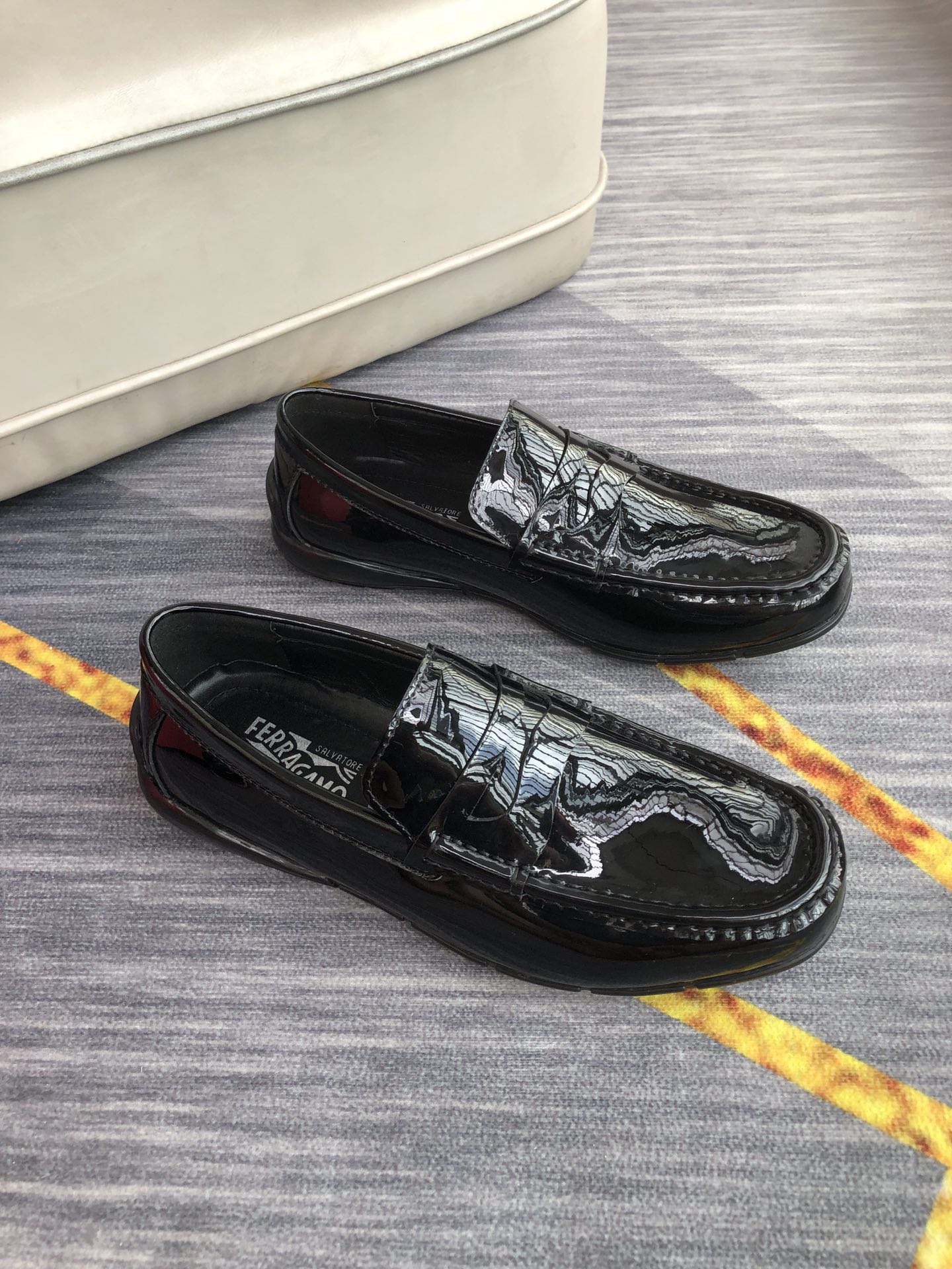 J0 Ferragamo 菲拉格慕 休闲皮鞋,一脚蹬休闲豆豆鞋.鞋面进口牛7皮,舒适透气,头层牛皮内里垫脚,更好的包裹双脚.买它买它买它 完美鞋楦,时尚帅气,上脚舒服, 商务休闲两相宜. 码数：38-44.45定做不退换